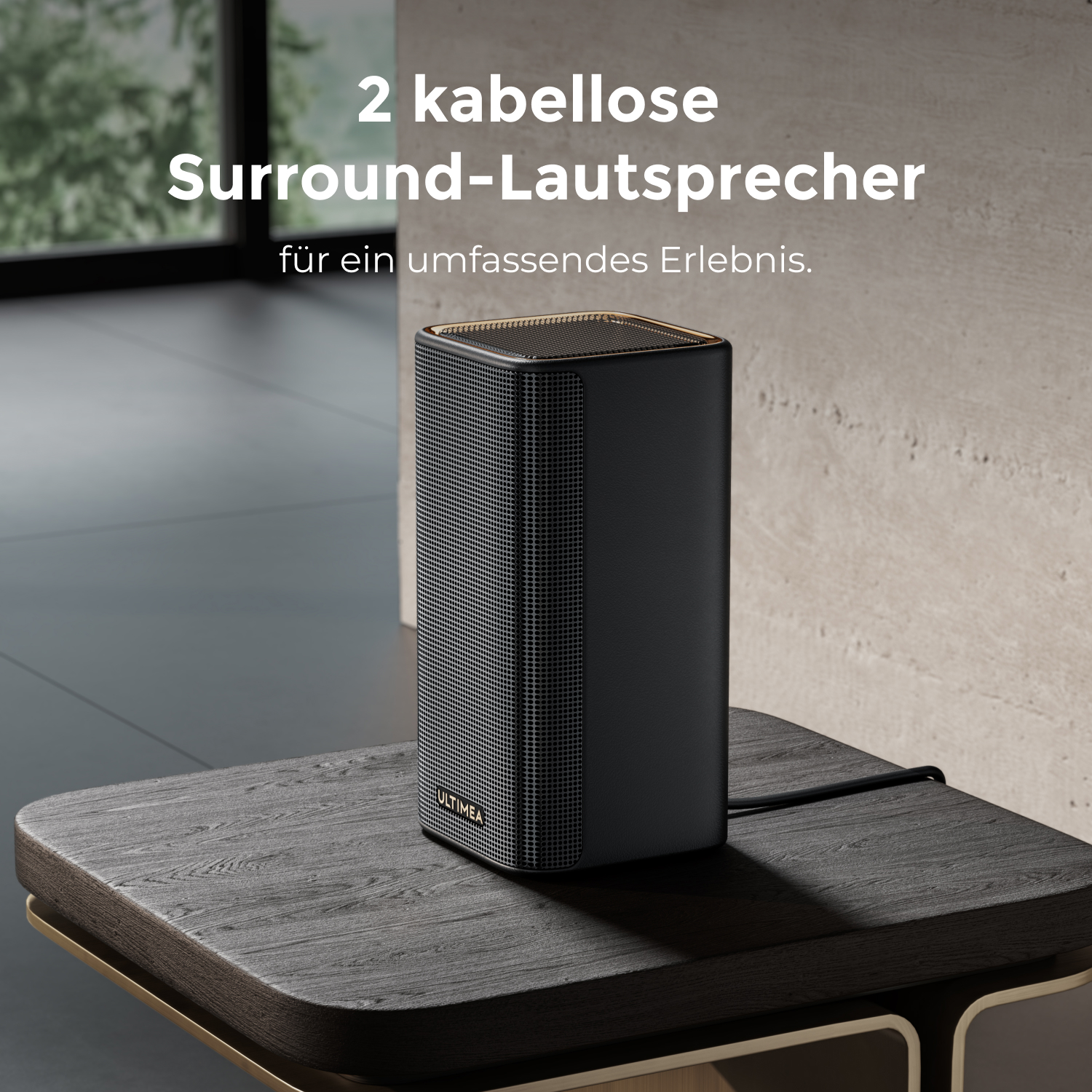 Ein schwarzer Lautsprecher mit goldener Verkleidung steht auf einem Holztisch. Text: '2 kabellose Surround-Lautsprecher'.