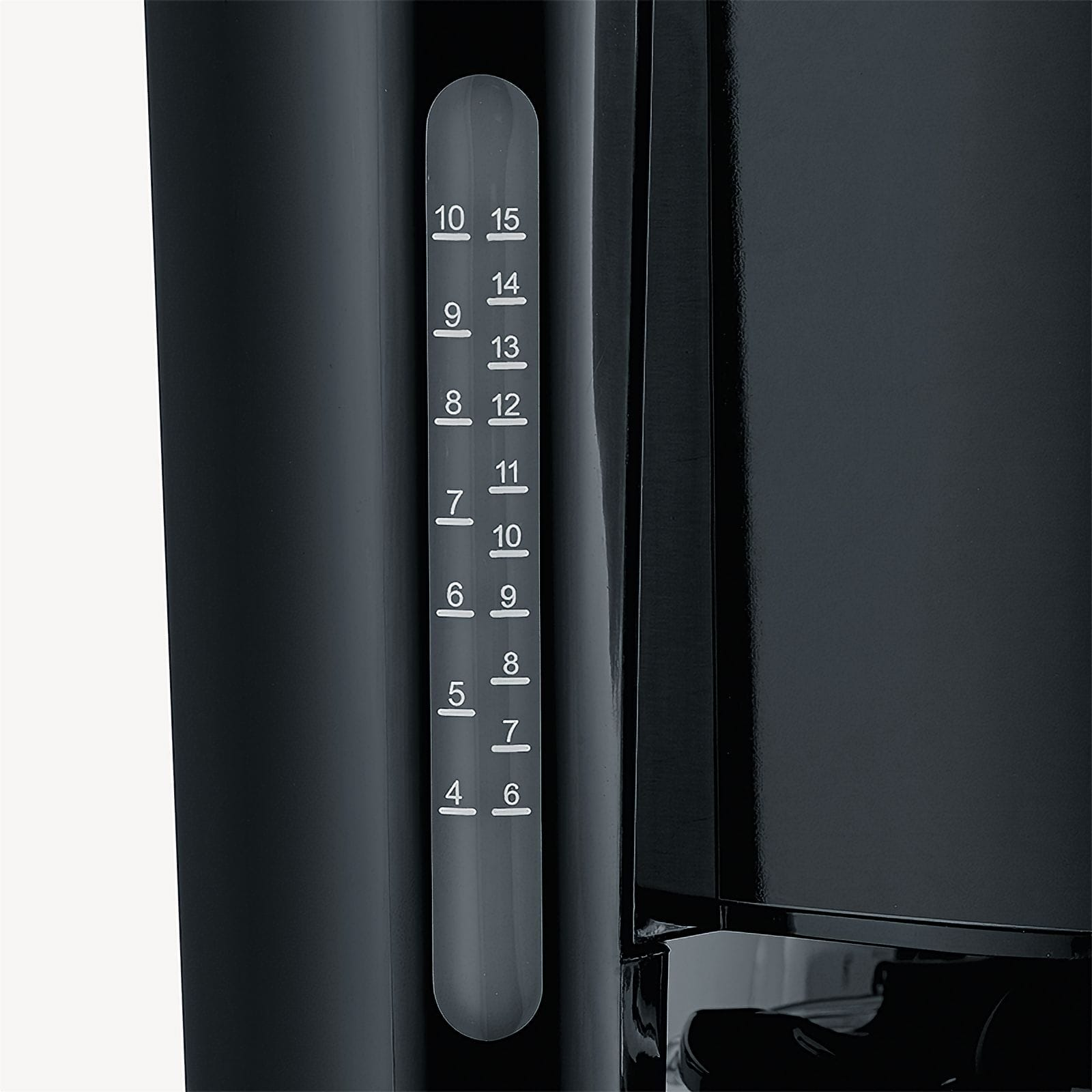 Zbliżenie czarnego ekspresu do kawy. Pokazuje wskaźnik poziomu wody z liczbami i czarny korpus.