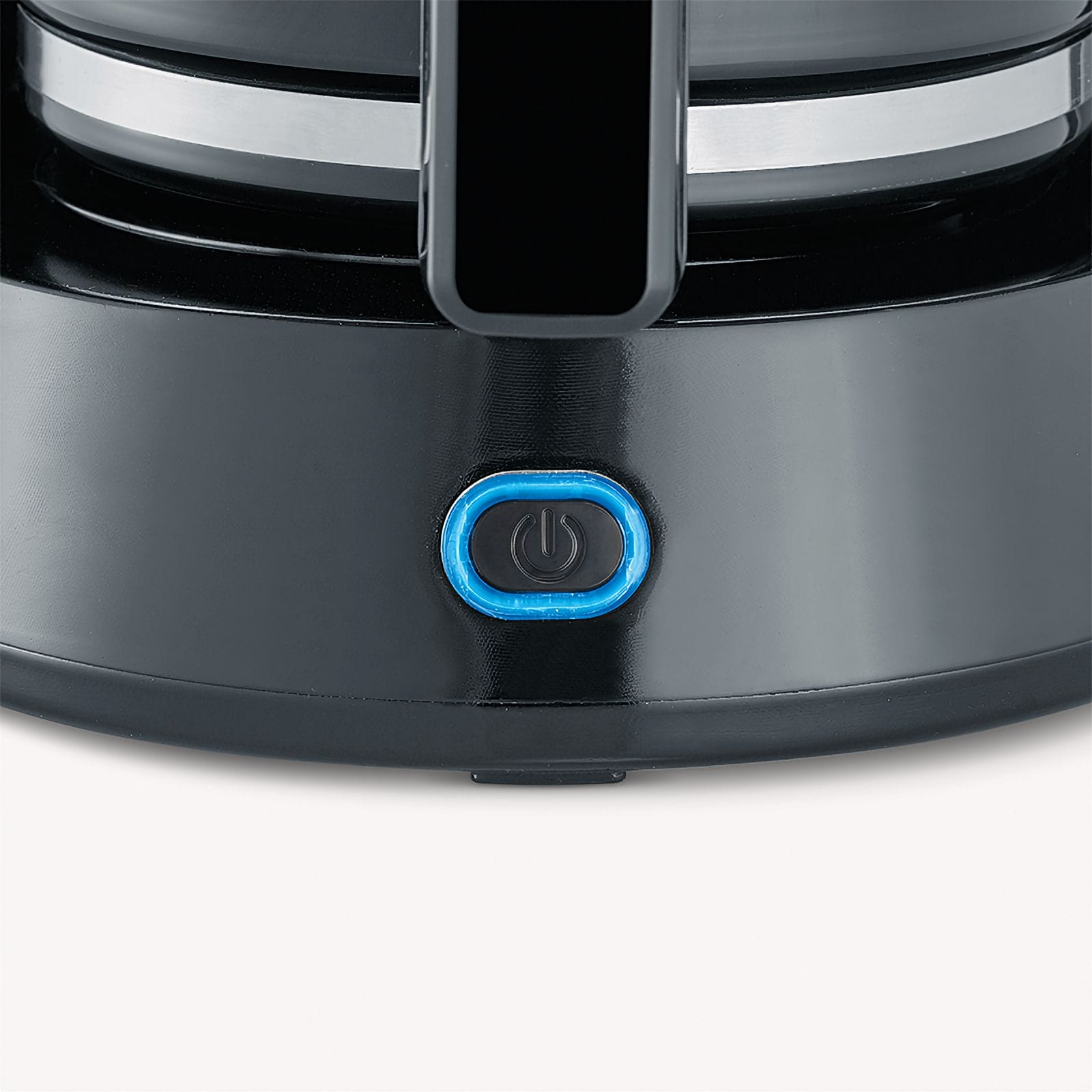 Zbliżenie czarnego urządzenia z niebieskim przyciskiem zasilania. Widoczne srebrne i czarne detale.