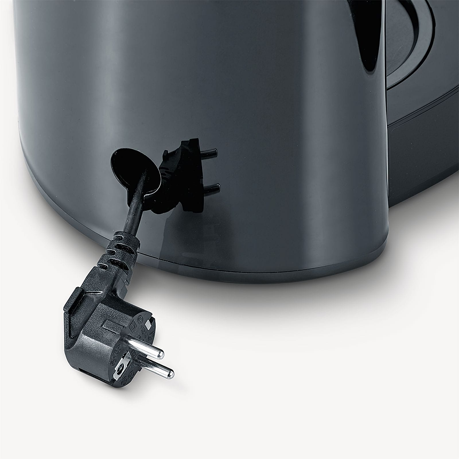 Czarne urządzenie z czarnym przewodem zasilającym i wtyczką jest podłączone. Tło jest białe.