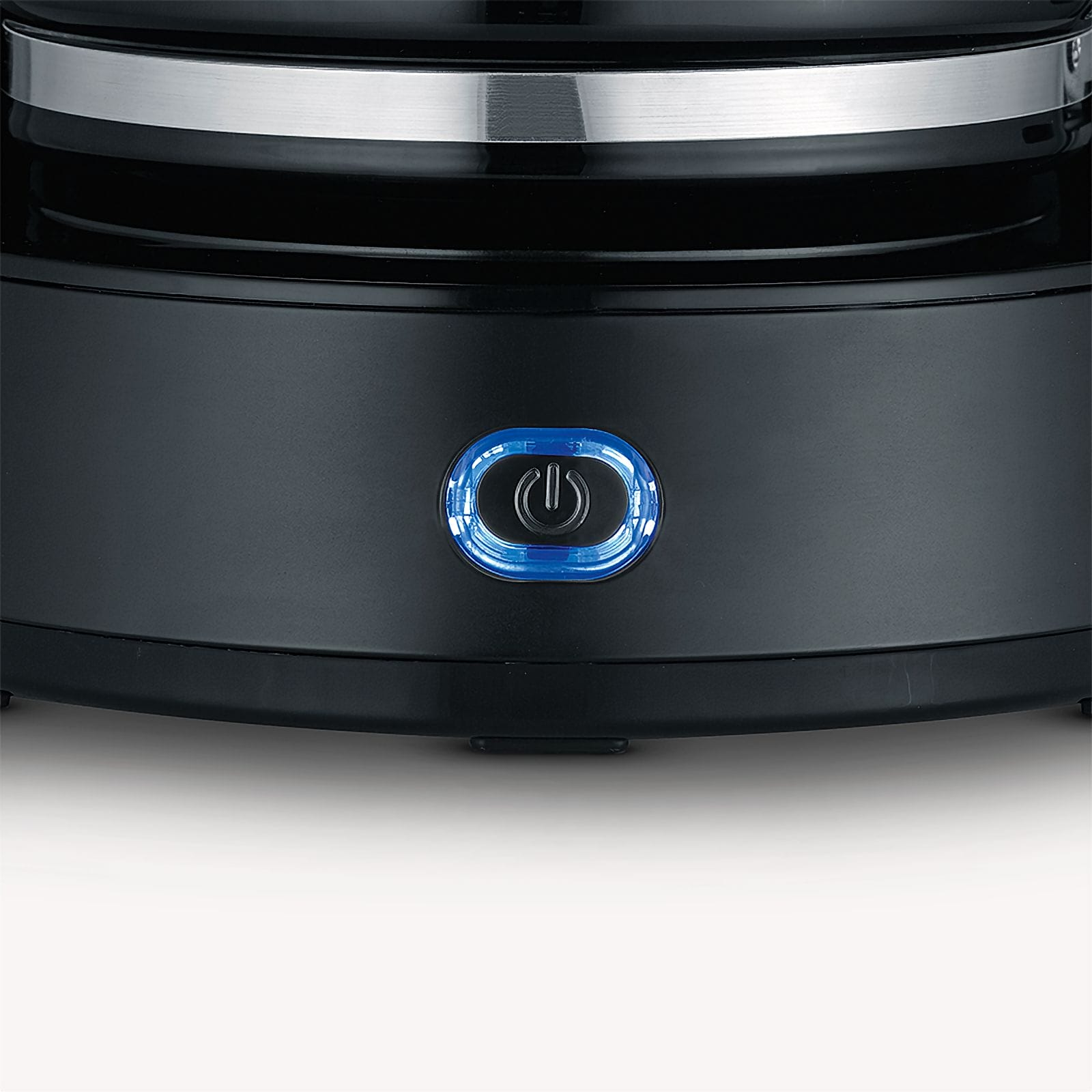 Zbliżenie czarnego urządzenia z niebieskim przyciskiem zasilania. U góry srebrny pasek. Tło jest białe.