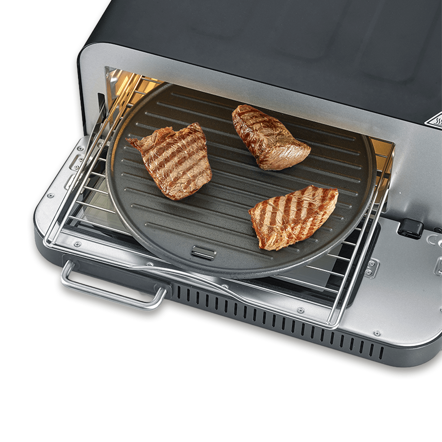 Trois steaks grillés sur une poêle à griller à l'intérieur d'un petit four. Les steaks ont des marques de grillade et sont bruns.