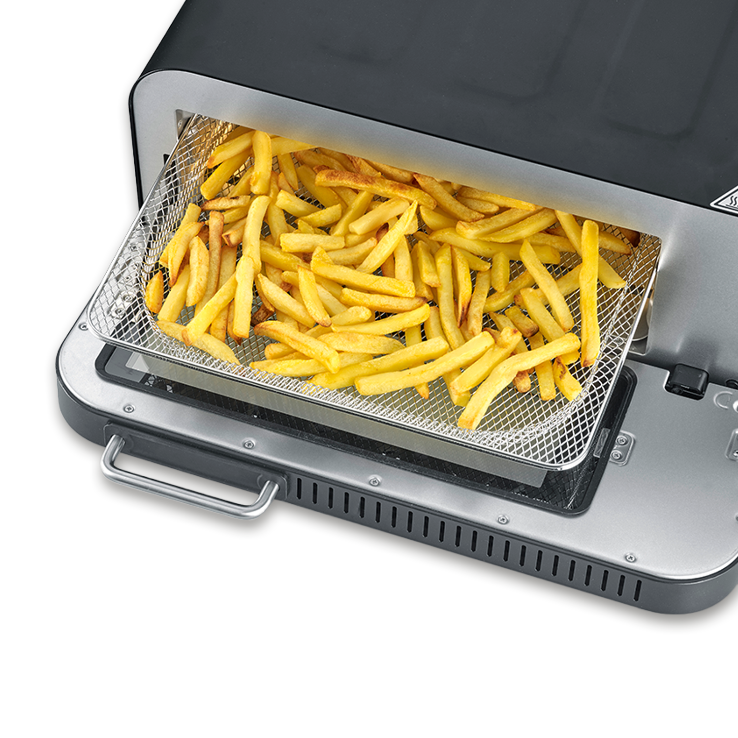 Une friteuse à air avec un panier en métal rempli de frites dorées. La friteuse est noire et argentée.