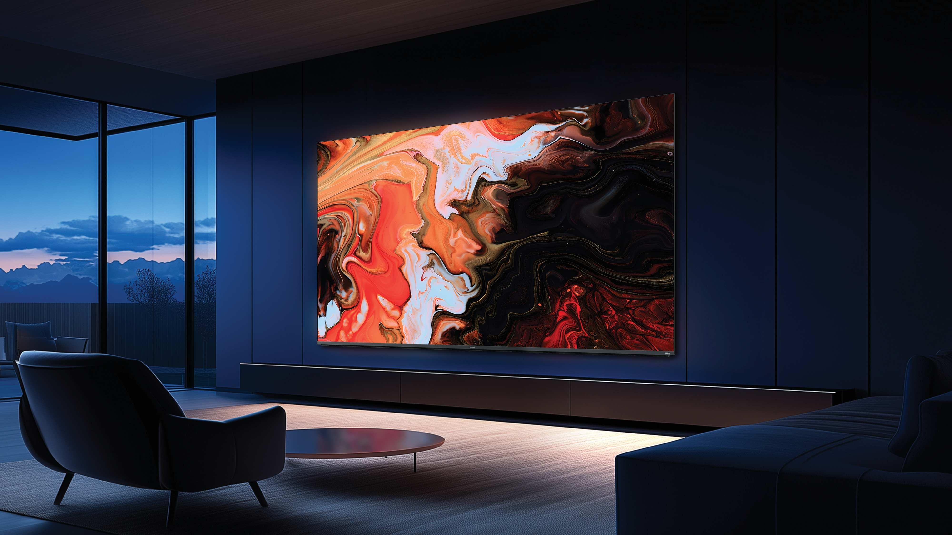 Un salotto moderno con una grande TV che mostra arte astratta. Un divano, una poltrona e un tavolino sono nella stanza. Finestre grandi.