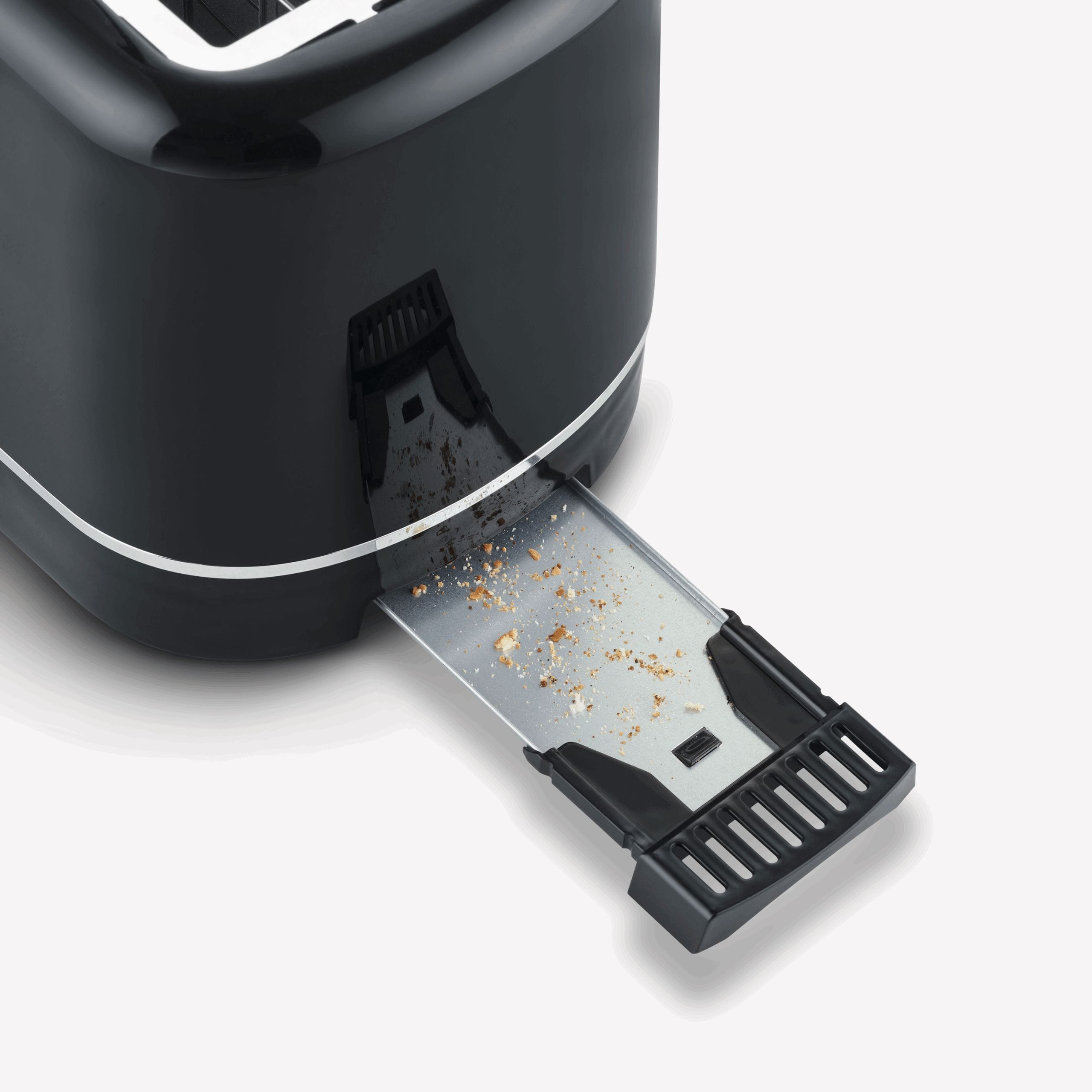 Czarny toster z wysuniętą tacką na okruchy, pokazujący okruchy. Toster stoi na białym tle.