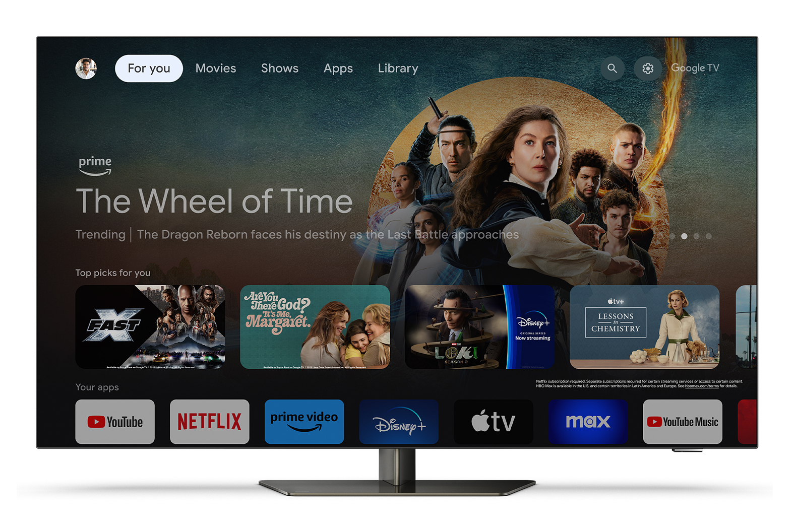 Una pantalla de TV muestra Google TV. Los programas incluyen 'The Wheel of Time', 'FAST' e iconos de aplicaciones como YouTube y Netflix.