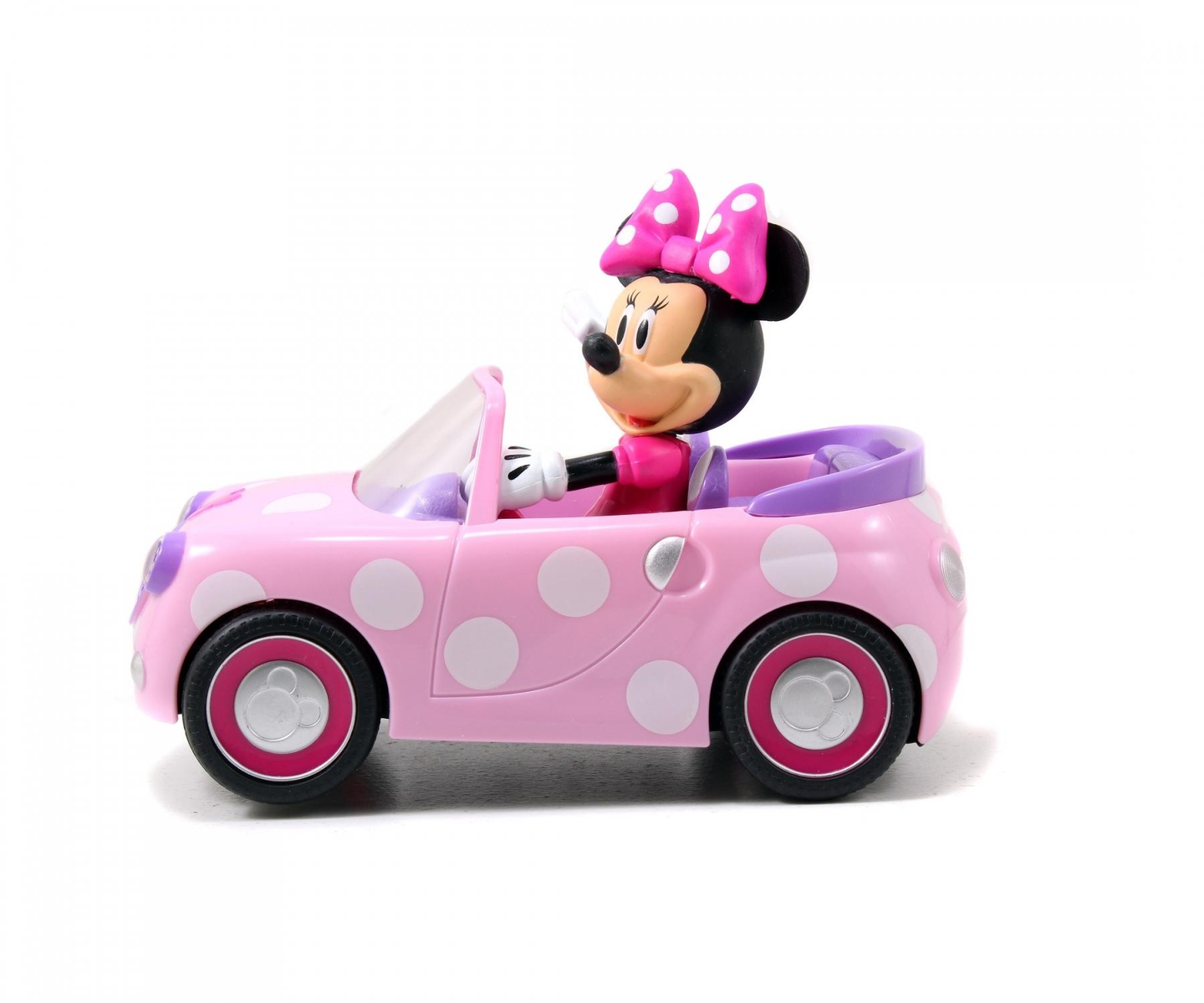 Juguete de Minnie Mouse en un coche rosa con lunares blancos. Minnie lleva un lazo rosa y conduce. El coche tiene lunares blancos, interior morado y fondo blanco.