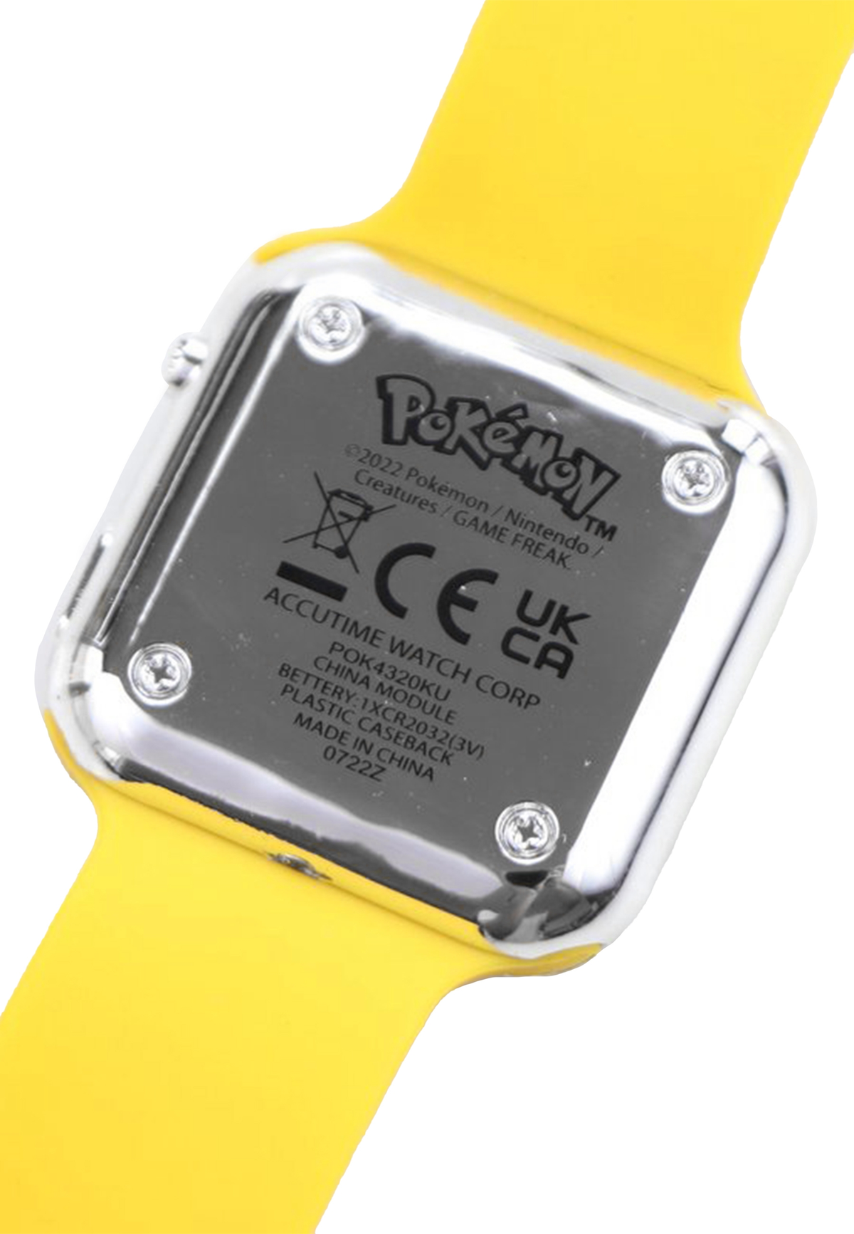 Un orologio Pokémon giallo su una superficie bianca. Il quadrante è argentato con testo e loghi, il cinturino è giallo.
