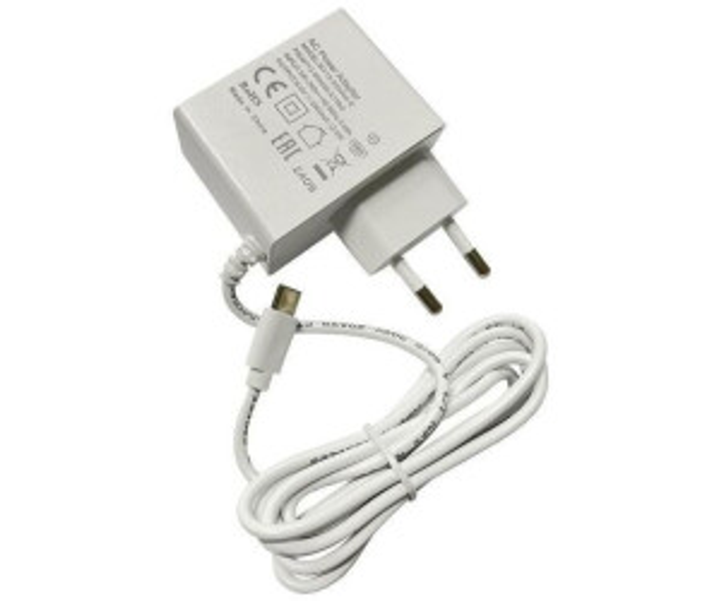 Een witte AC-adapter met een USB-C-kabel en een Europese stekker. De kabel is opgerold. De adapter heeft markeringen.