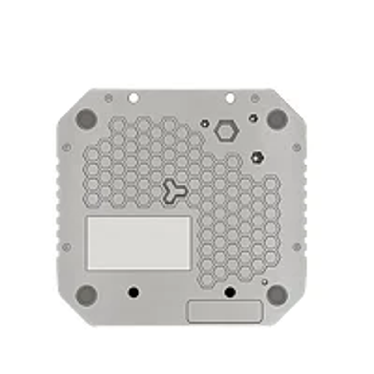 Parte trasera de un dispositivo gris cuadrado. Presenta un patrón de panal, varios tornillos y un área rectangular para etiquetas.