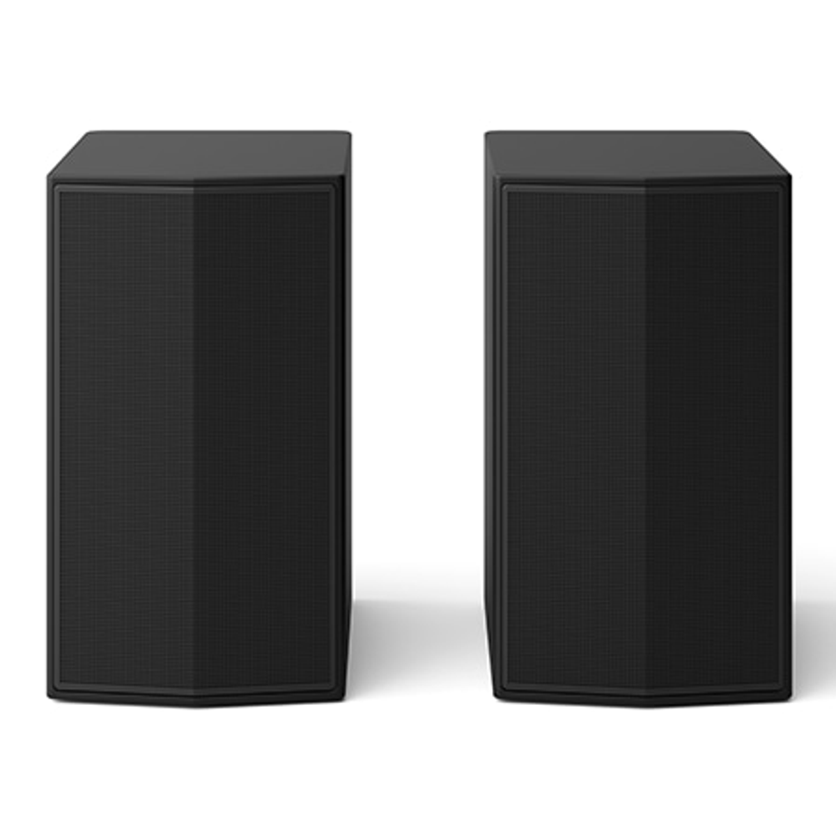 Dwa czarne, prostokątne głośniki stoją obok siebie na białym tle. Każdy ma siatkowy przód i płaski wierzch.