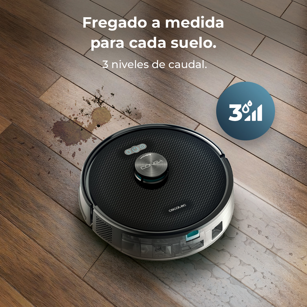 Un robot aspirapolvere su un pavimento in legno. L'aspirapolvere è nero e bianco. Ci sono macchie d'acqua e testo in spagnolo.