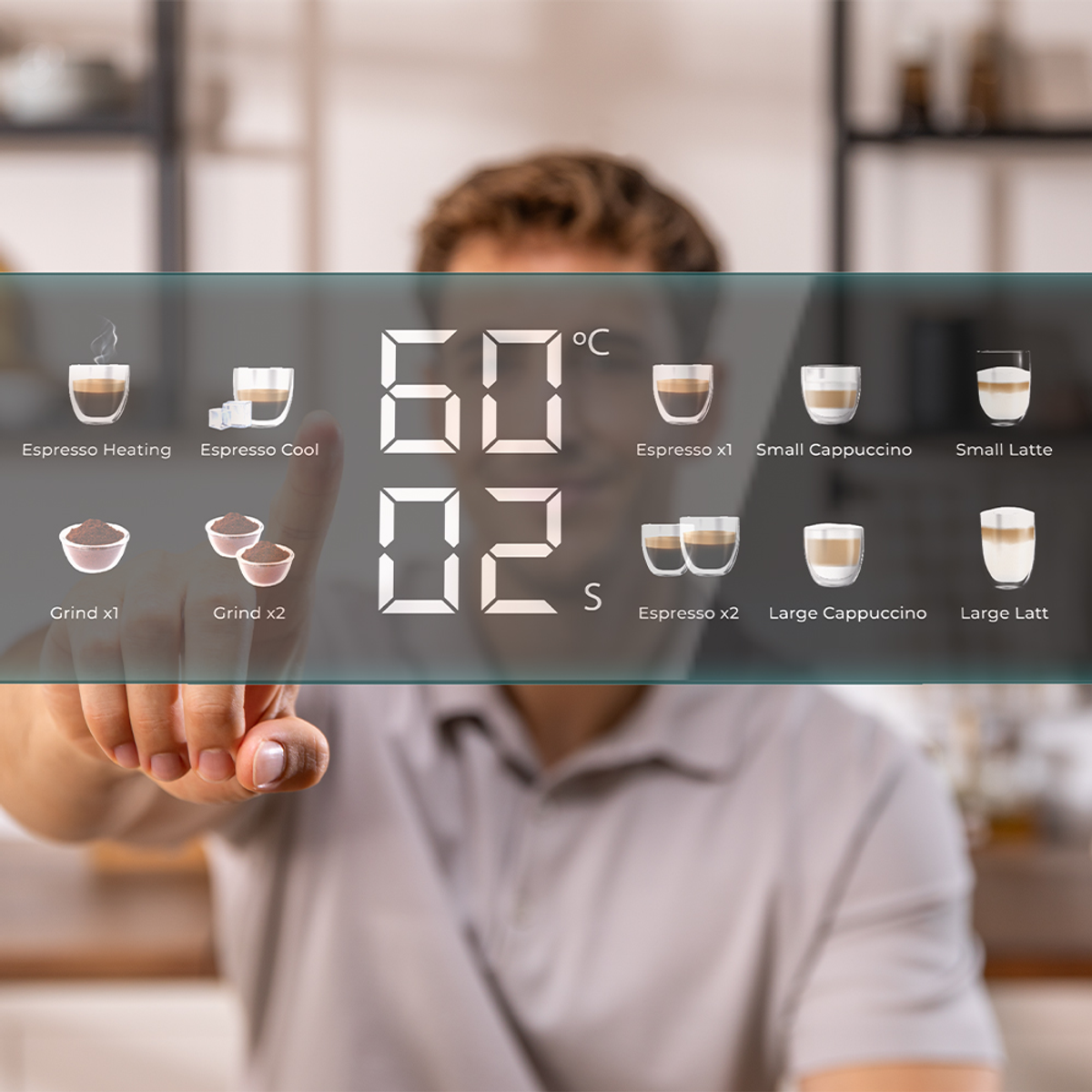 La mano di un uomo tocca un display digitale. Il display mostra le opzioni del caffè, la temperatura e l'ora. Lo sfondo è una cucina.