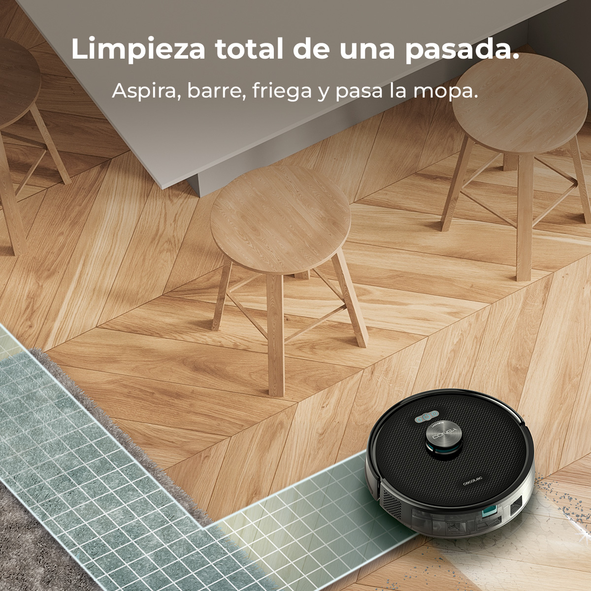 Un robot aspirapolvere su un pavimento in legno. Ci sono anche tre sgabelli in legno. Il testo dice 'Pulizia totale in una volta'.
