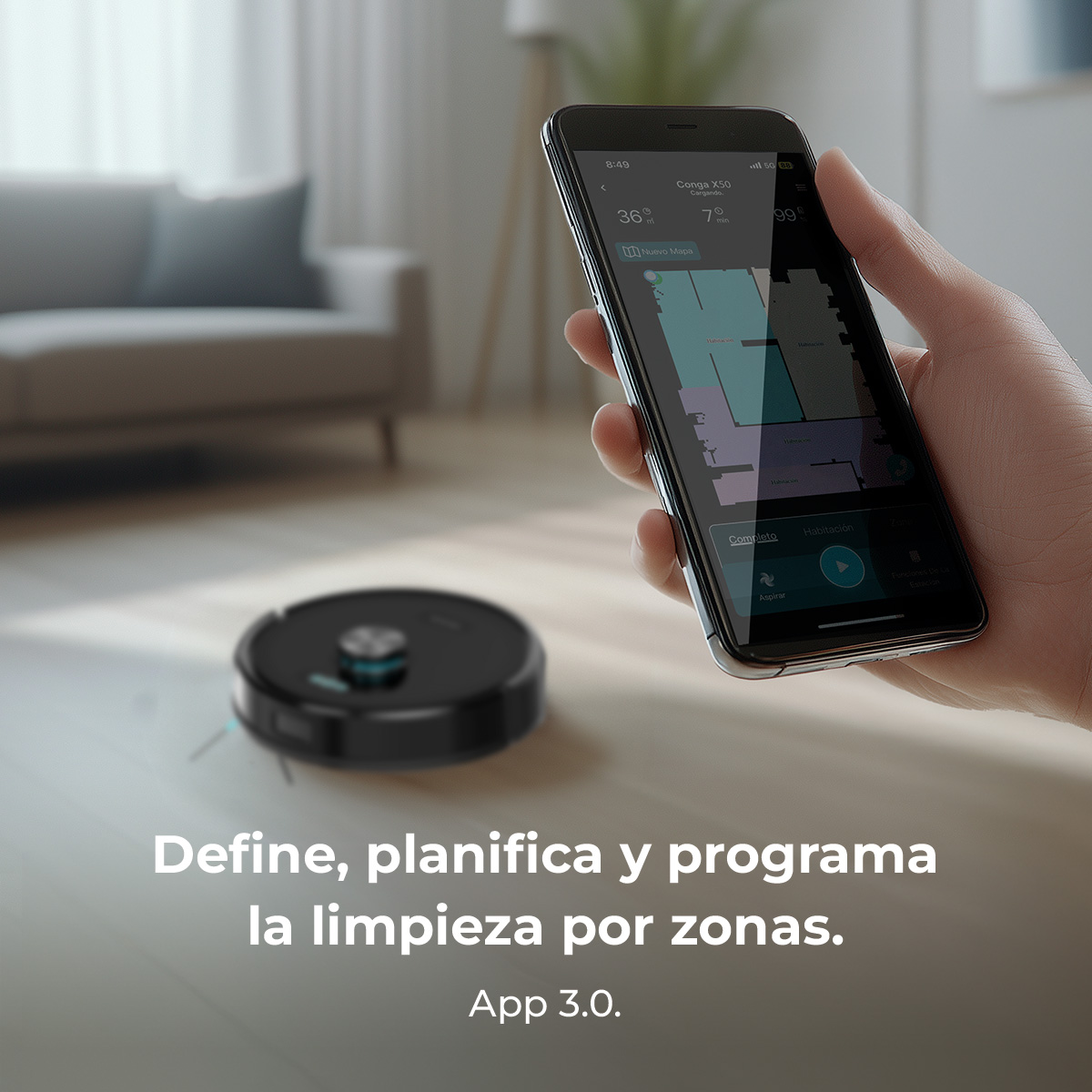 Una mano tiene un telefono che mostra una mappa della stanza. Un aspirapolvere robot è sul pavimento. Il testo dice: 'Definisci, pianifica e programma la pulizia per zone.'