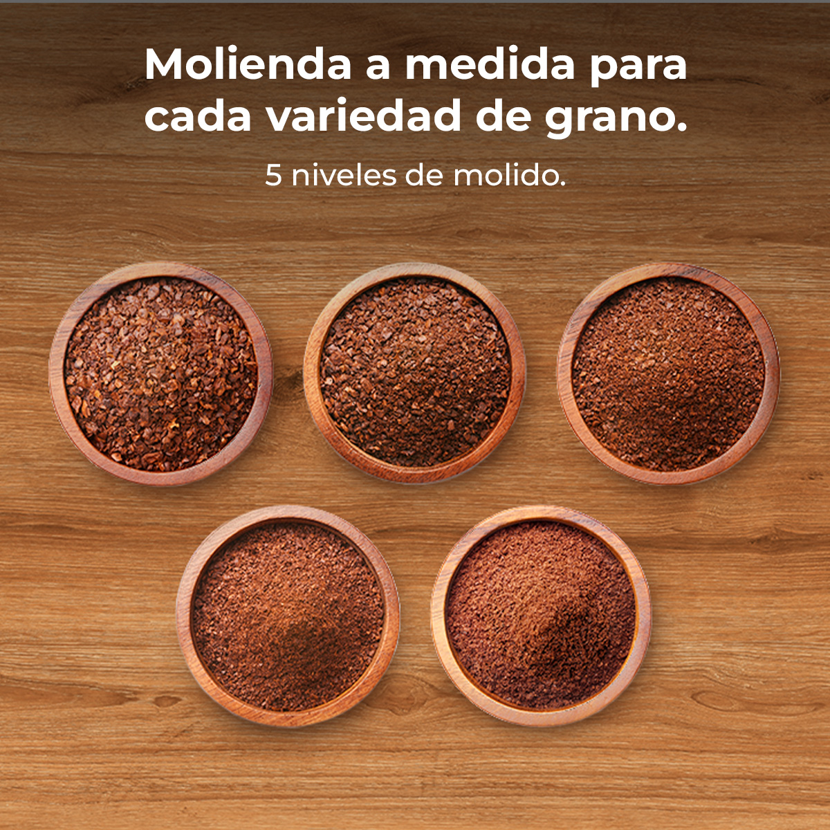 Cinco cuencos de madera con café molido de diferente grosor sobre madera. Texto: 'Molienda a medida para cada variedad de grano.'