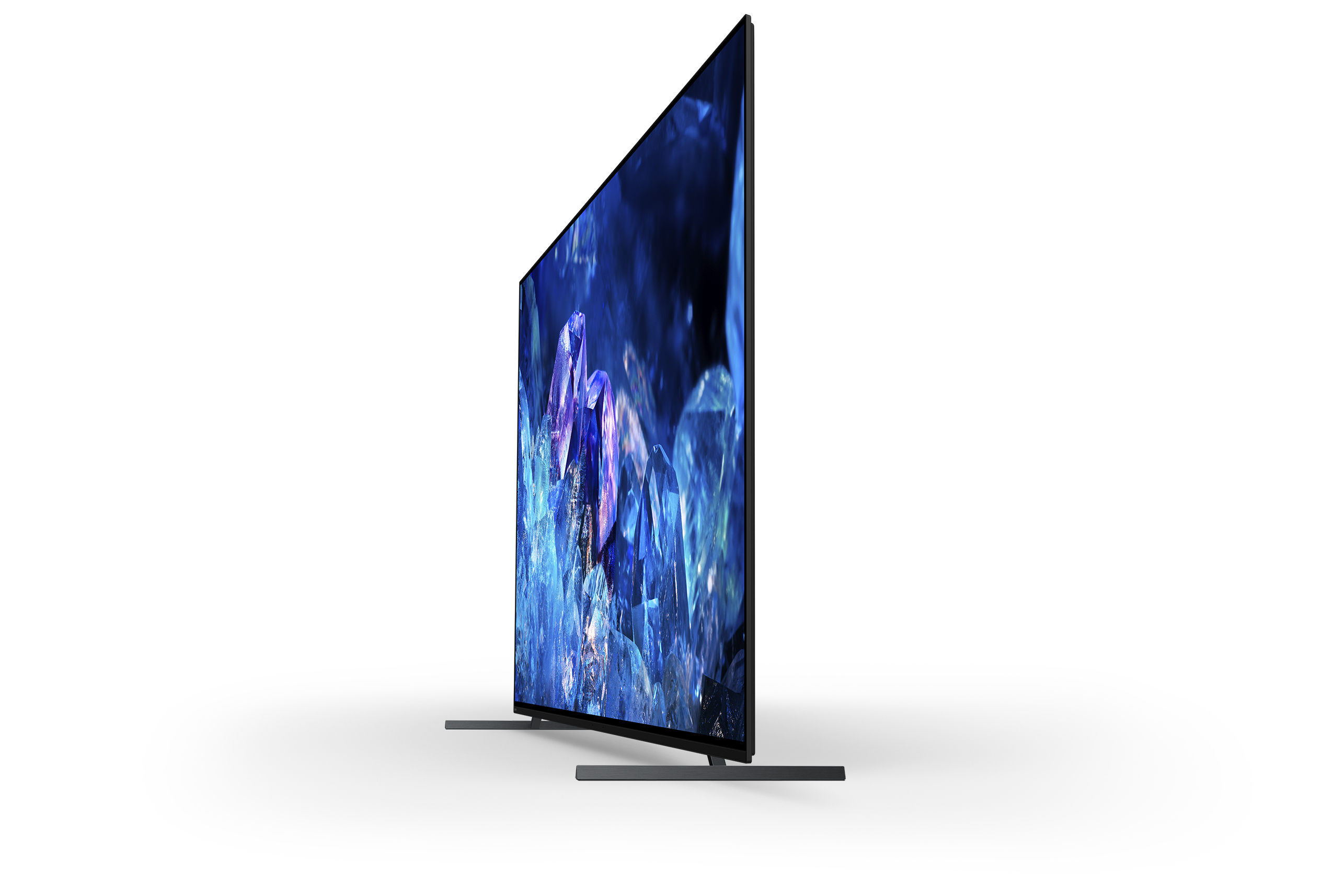 Una moderna TV su un supporto. Lo schermo mostra forme astratte blu e viola. Sfondo bianco.