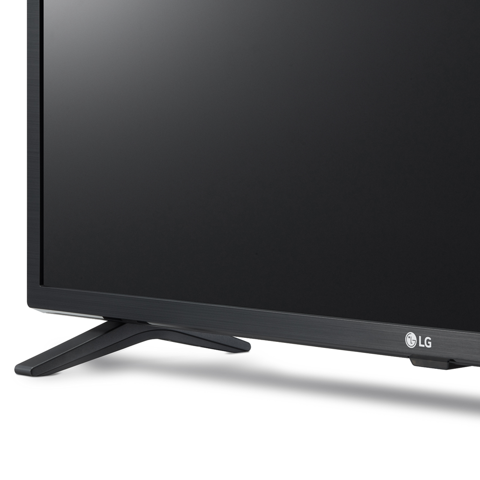 Un primo piano di una TV LG nera. Lo schermo è scuro. La TV è su una superficie bianca.