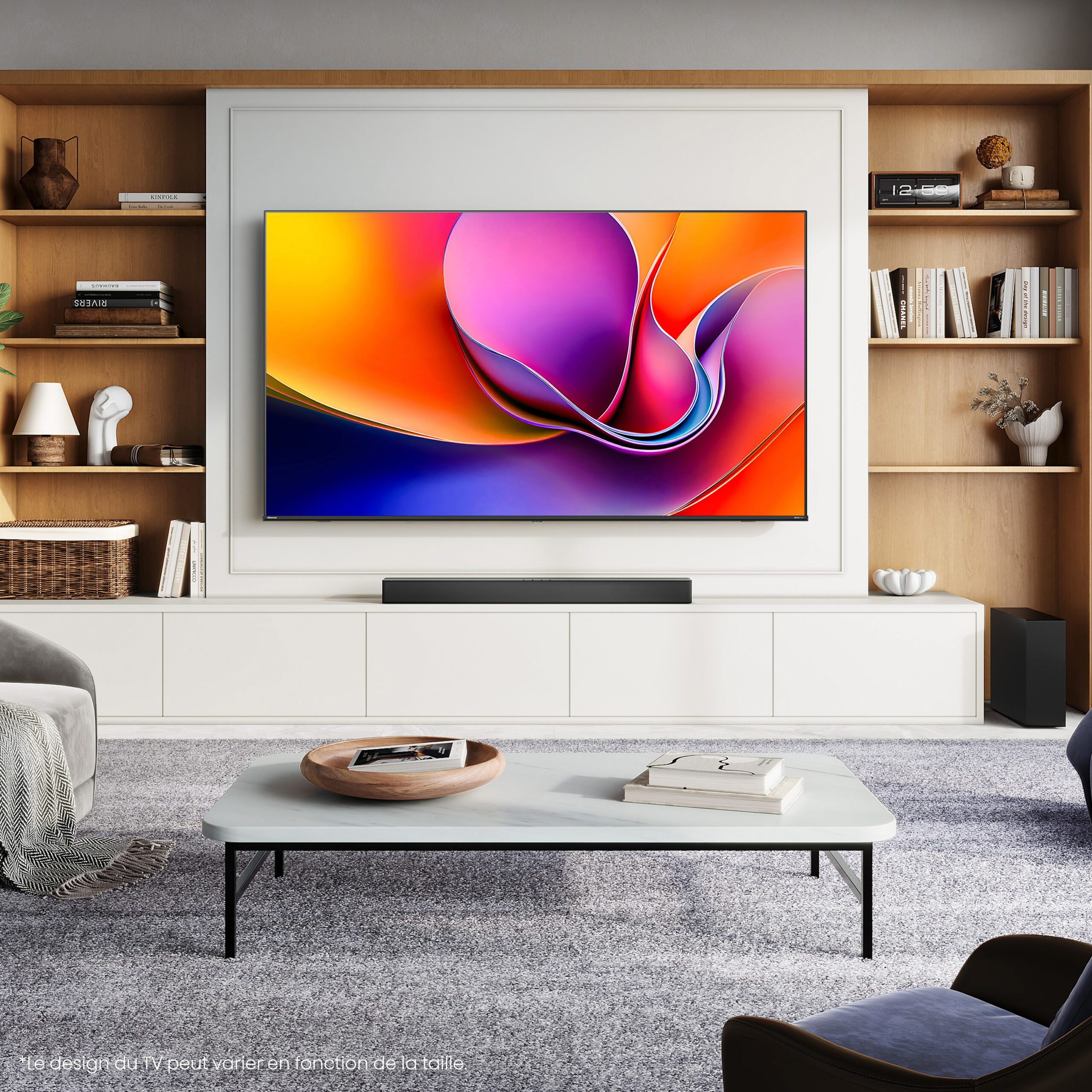 Soggiorno con grande TV, soundbar, tavolino e mensole con libri e decorazioni. Design moderno.