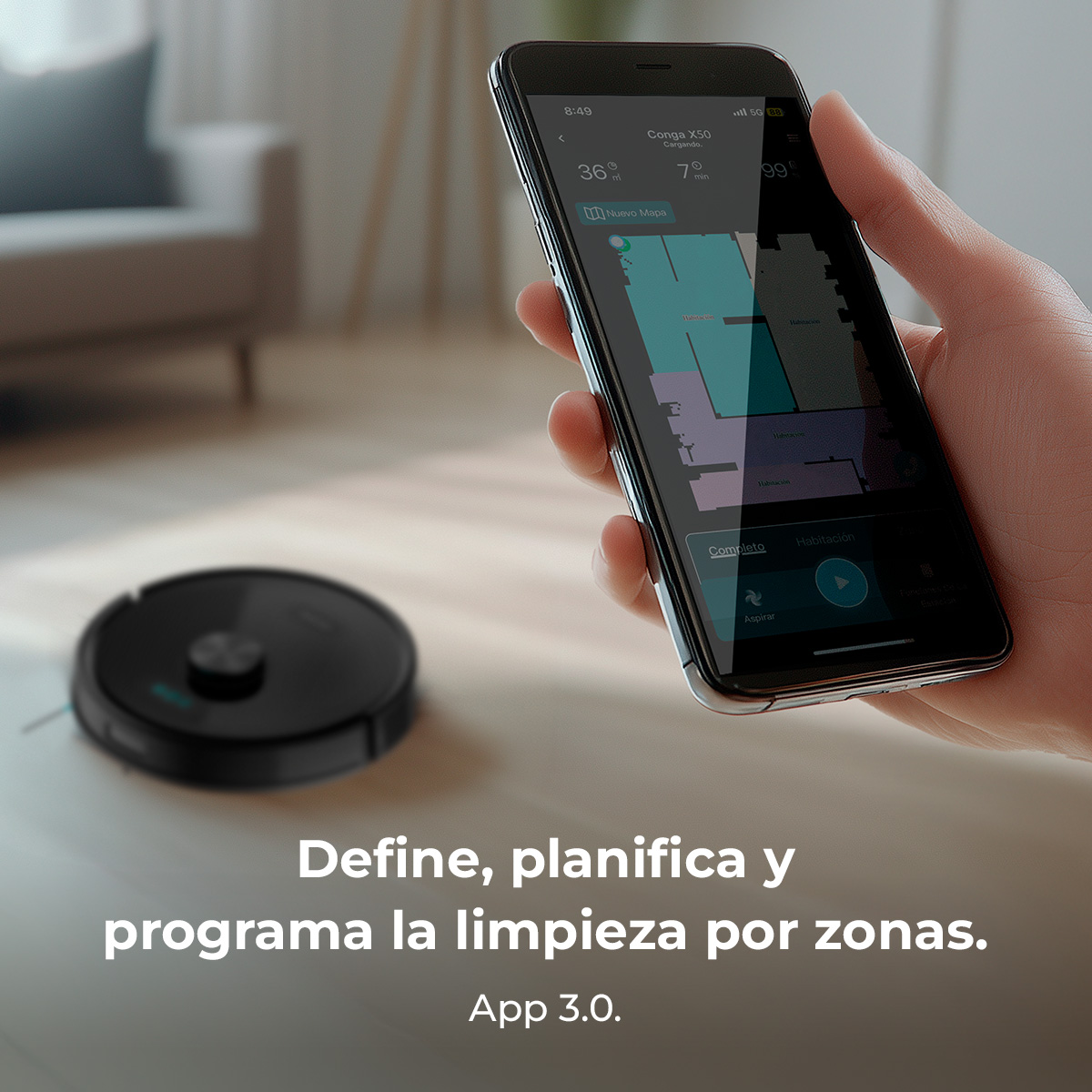 Una mano tiene uno smartphone che mostra una mappa della stanza. Un aspirapolvere robot nero è sul pavimento. Il testo dice, Definisci, pianifica e programma la pulizia.