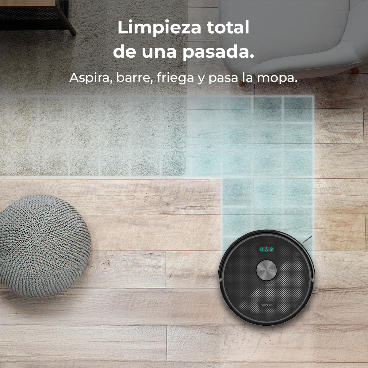 Un robot aspirapolvere su pavimento in legno. Un tappeto e un pouf grigio sullo sfondo. Il testo dice: Pulizia totale in un'unica passata.