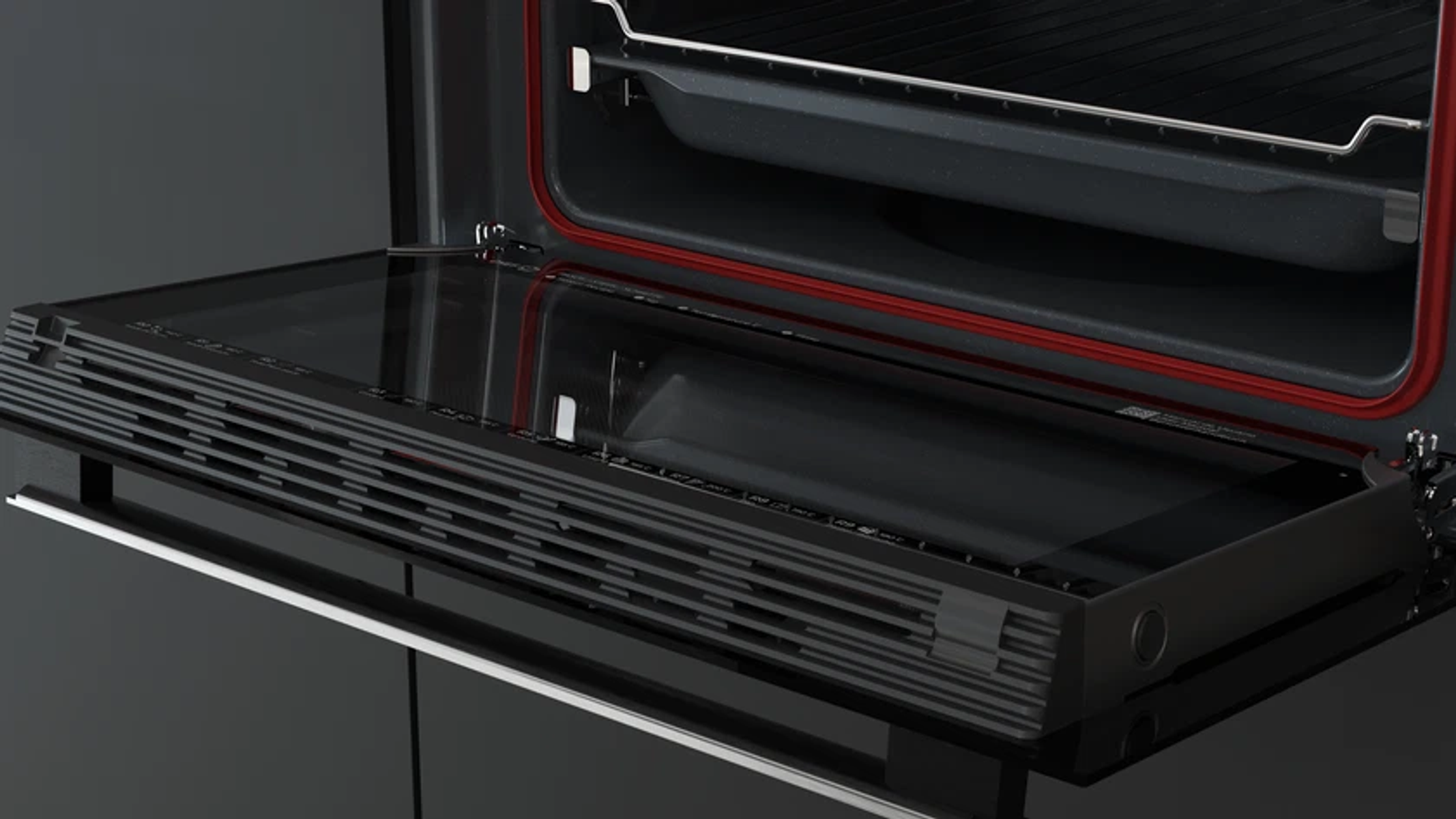 Una puerta de horno está abierta. El interior es negro con un sello rojo. La puerta es negra con vidrio, manija de metal y panel de control.