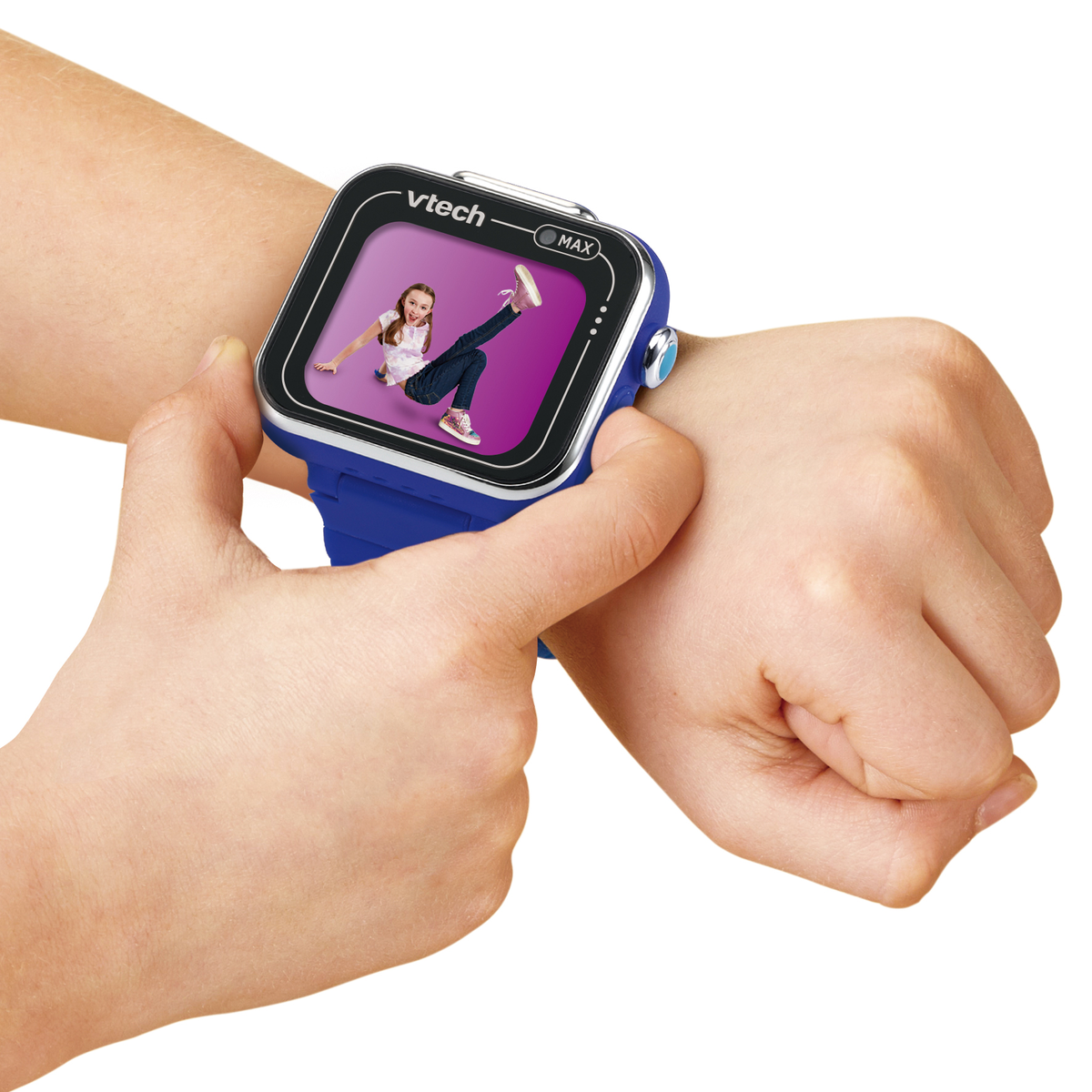 Una persona lleva un reloj inteligente azul Vtech. La pantalla muestra a una chica levantando la pierna. La persona sostiene el reloj con las manos.