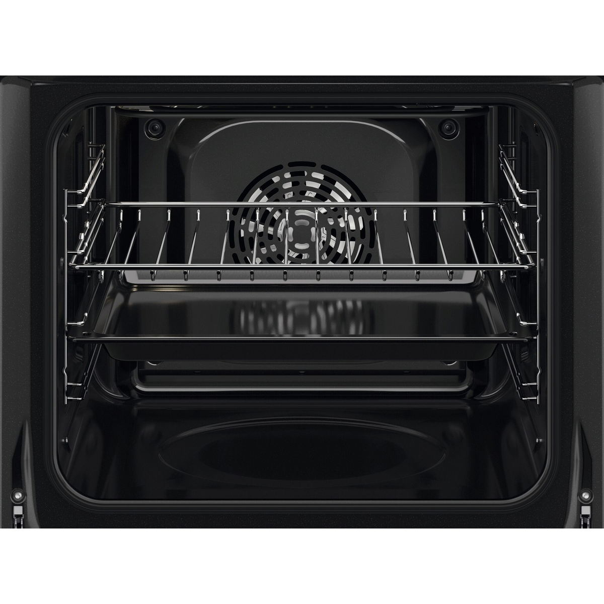Dentro de un horno negro. Hay rejillas de metal y una bandeja. Un ventilador es visible en la parte trasera.