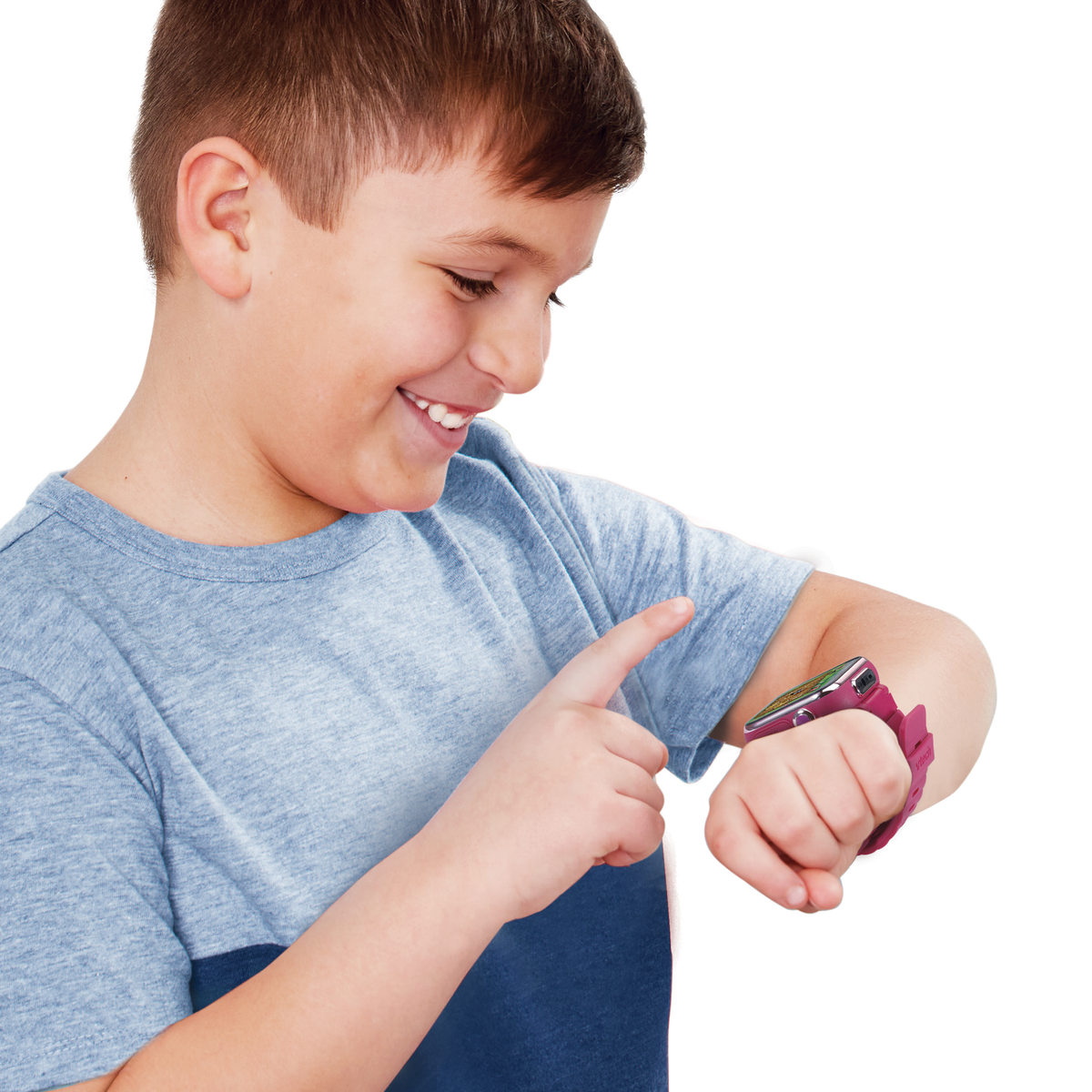 Un niño sonriente señala un reloj inteligente rosa en su muñeca. Lleva una camisa azul y el fondo es blanco.