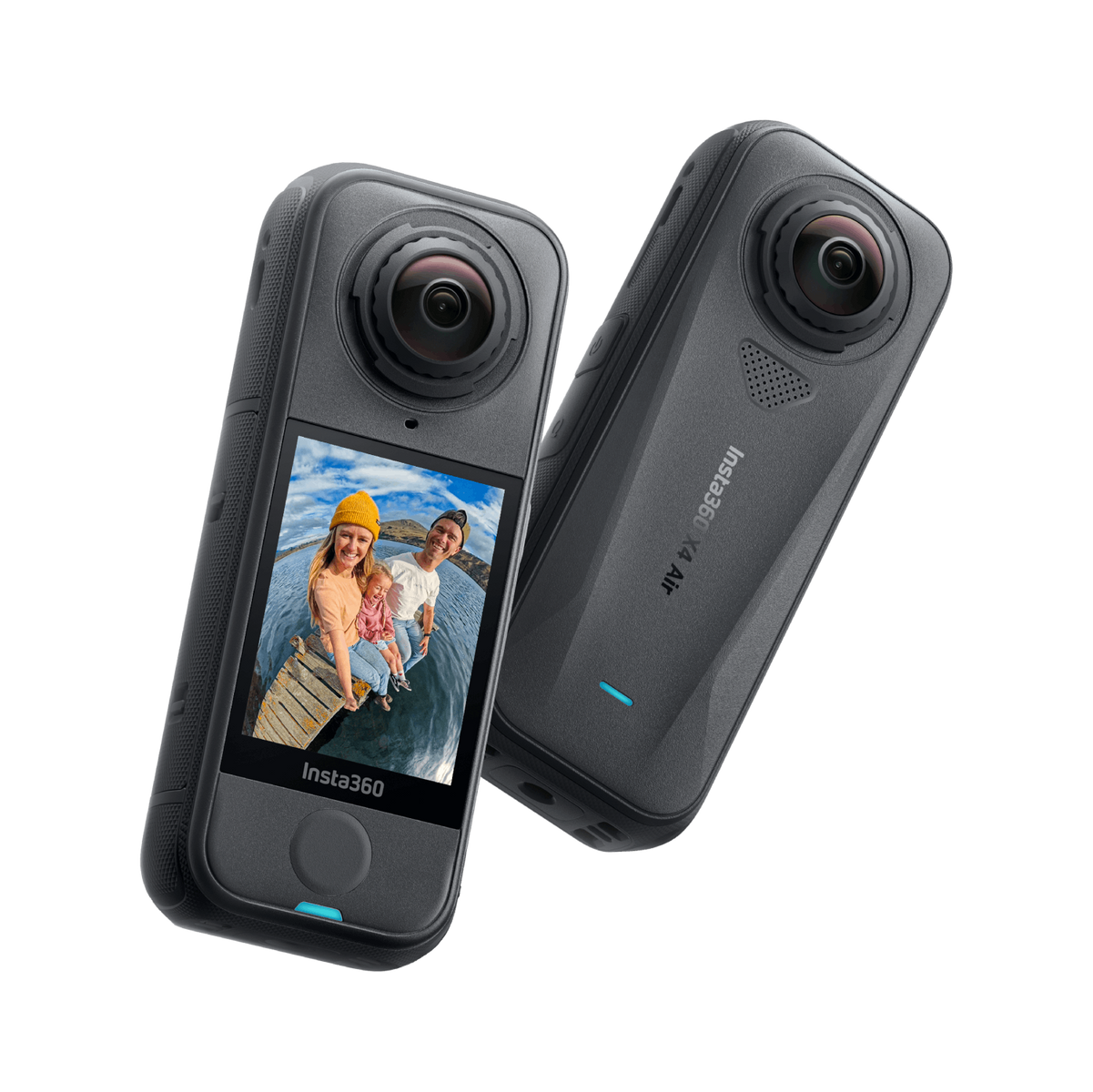 Twee zwarte Insta360 X4 Air camera's. Eén toont een gezin op een meer. De achterkant van de andere camera is zichtbaar, met de tekst 'Insta360 X4 Air'.