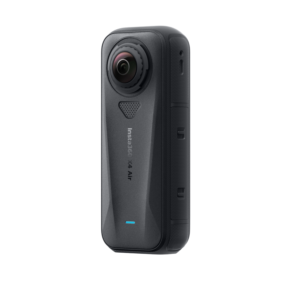 Een donkergrijze Insta360 X4 Air camera. Het heeft een lens, microfoon en een blauw indicatielampje. De achtergrond is zwart.