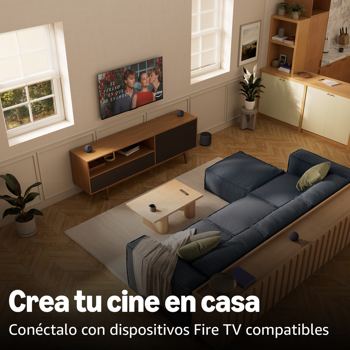 Ein modernes Wohnzimmer mit Fernseher, blauem Sofa, Holzmöbeln und einem Teppich. Text unten: 'Erstellen Sie Ihr Heimkino'.