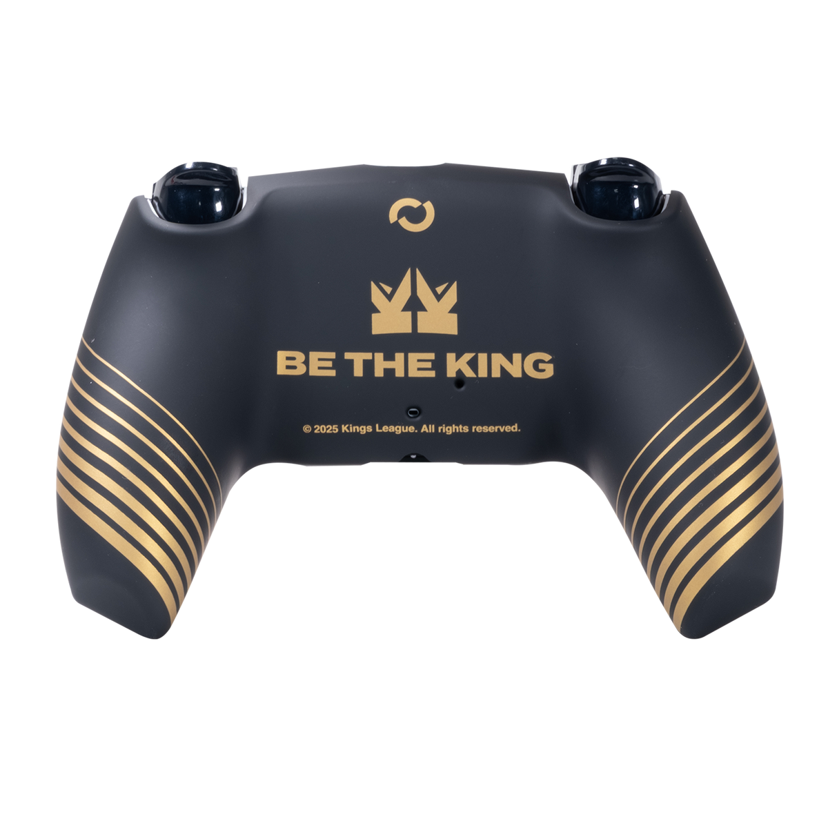 Controller nero con strisce dorate e testo 'BE THE KING'. Due joystick in alto. Logo Kings League e copyright.