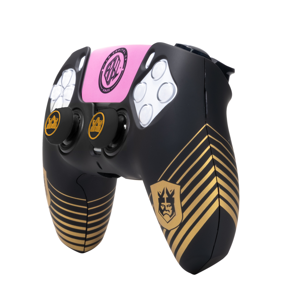 Un controller di gioco nero e oro con accenti rosa. Ha un logo e strisce dorate. Sono visibili pulsanti bianchi.
