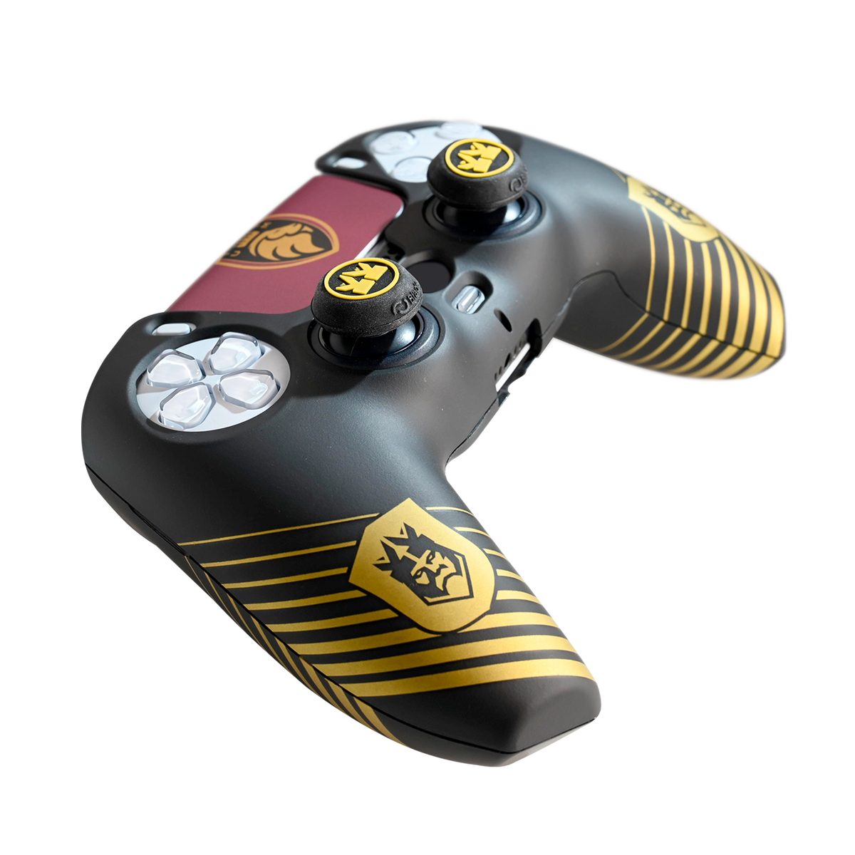 Un controller di gioco nero e oro con una sezione bordeaux. Ha dettagli dorati e un logo. Lo sfondo è nero.