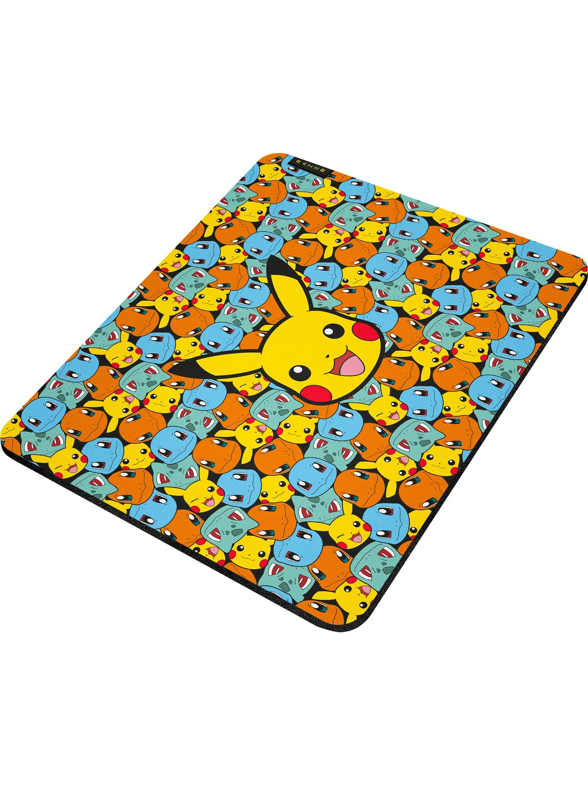 Un tappetino per mouse Pikachu rettangolare. Presenta un motivo di Pikachu, Squirtle e Bulbasaur. Un grande Pikachu è al centro.