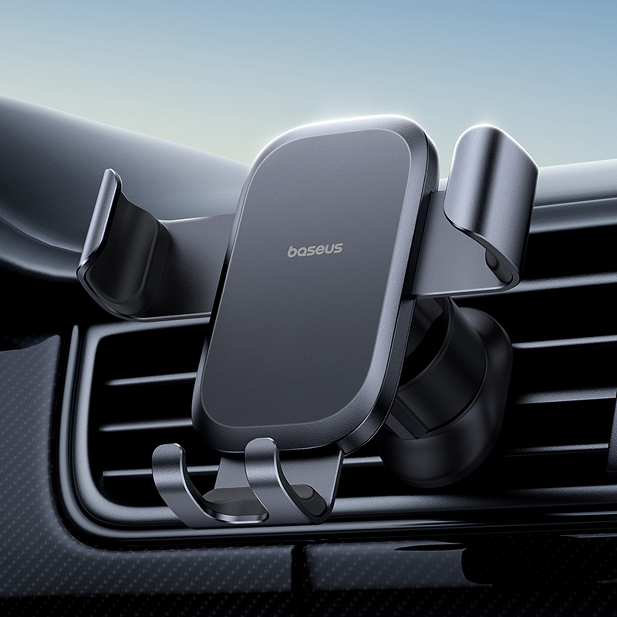 Un supporto per telefono per auto Baseus grigio scuro montato su una presa d'aria dell'auto. Il supporto è composto da un morsetto, bracci e una culla centrale.