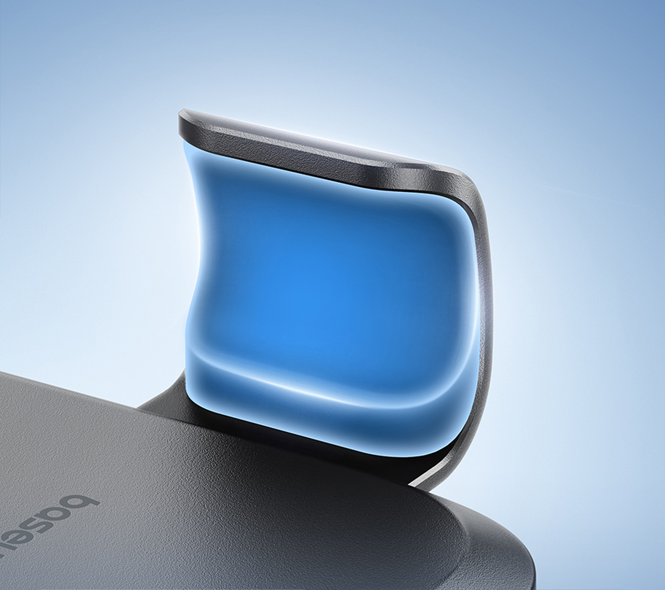 Primo piano di un supporto per telefono da auto con cornice nera e componente centrale blu curva su sfondo blu sfumato.