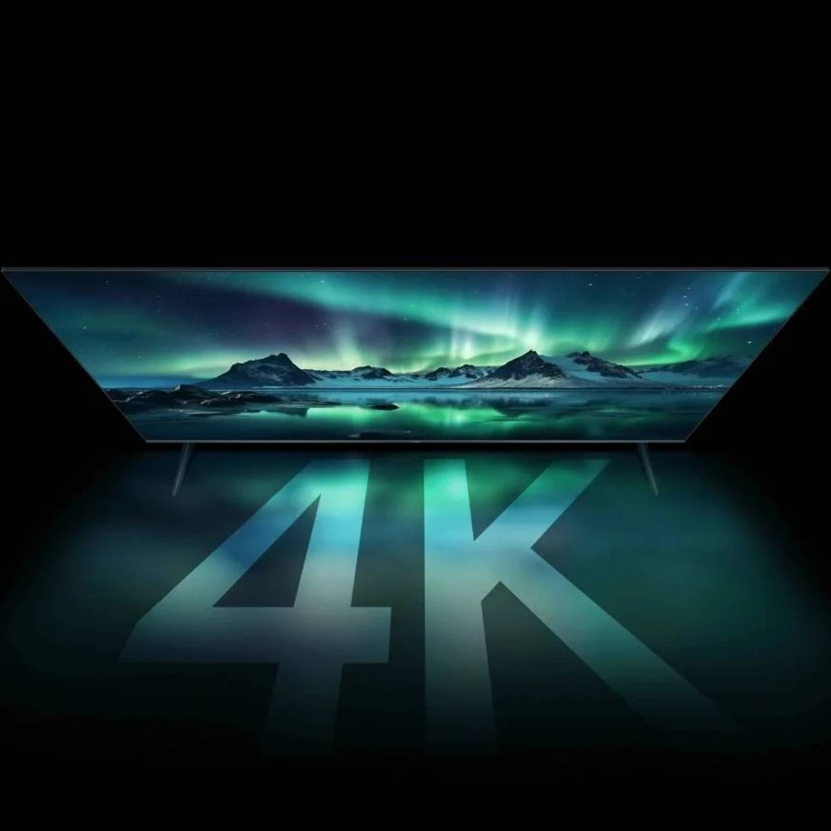 Ein 4K-Fernseher zeigt eine Aurora Borealis-Szene. Der Bildschirm steht auf dünnen Beinen, mit einem abgestuften 4K-Logo im Vordergrund.