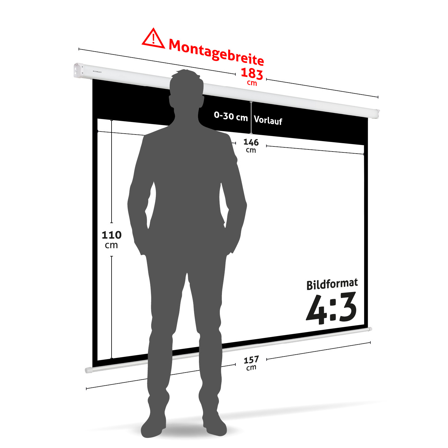 Ein Mann steht vor einer Projektorleinwand mit Abmessungen und Formatinformationen. Der Bildschirm ist mit Maßen und Seitenverhältnis beschriftet.