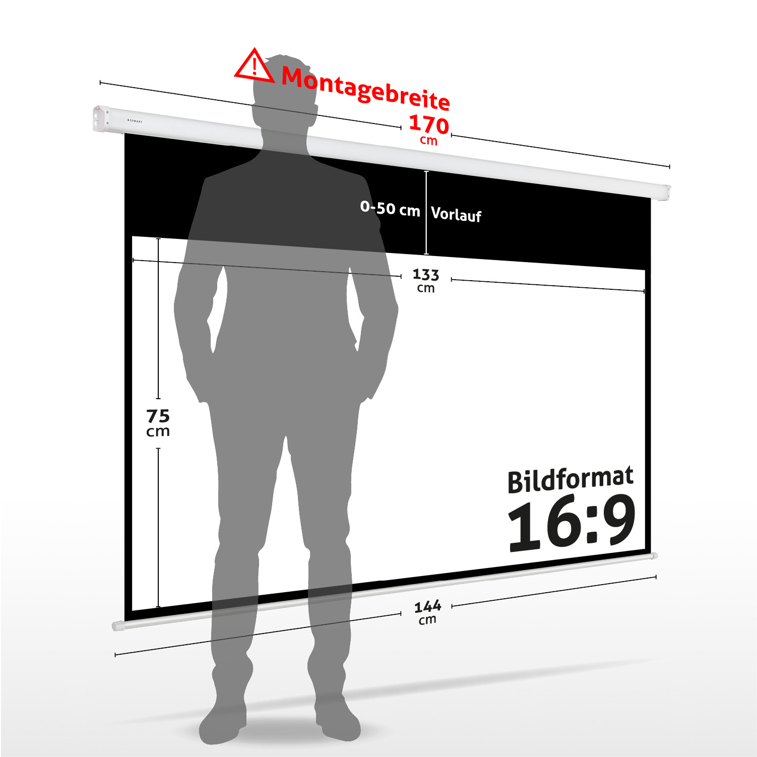Ein Mann steht vor einer Projektorleinwand mit Abmessungen und Warnhinweisen. Der Bildschirm hat ein 16:9-Format.