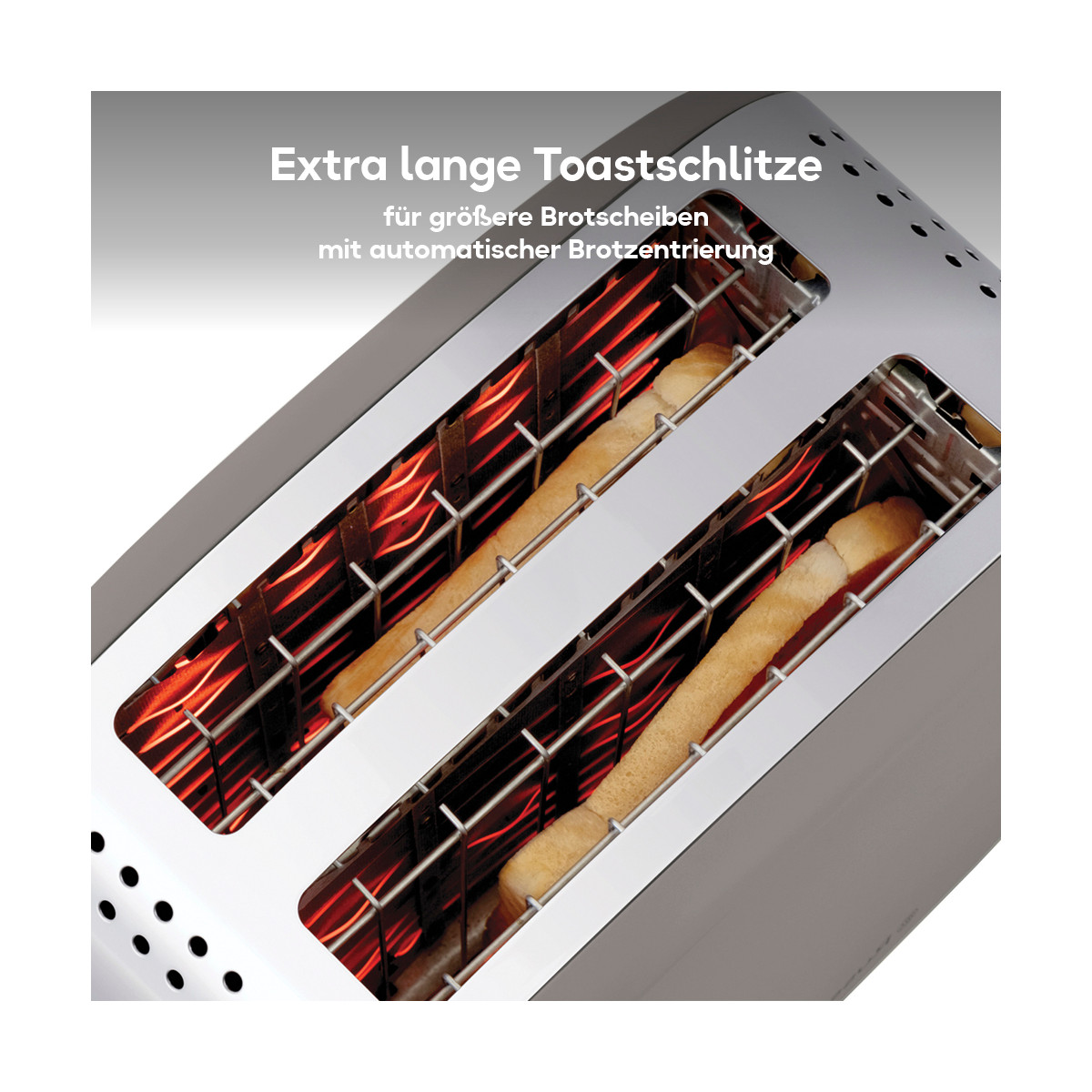 Nahaufnahme eines silbernen Toasters mit zwei Schlitzen, die Brot enthalten. Die Heizelemente leuchten rot. Text: 'Extra lange Toastschlitze'.