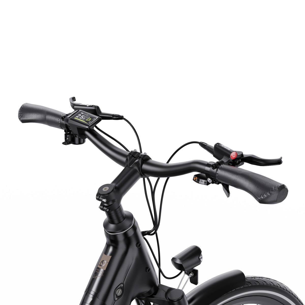 Primo piano del manubrio di una bicicletta nera. Il manubrio ha un display LCD, manopole, leve del freno e un faro. Lo sfondo è bianco.