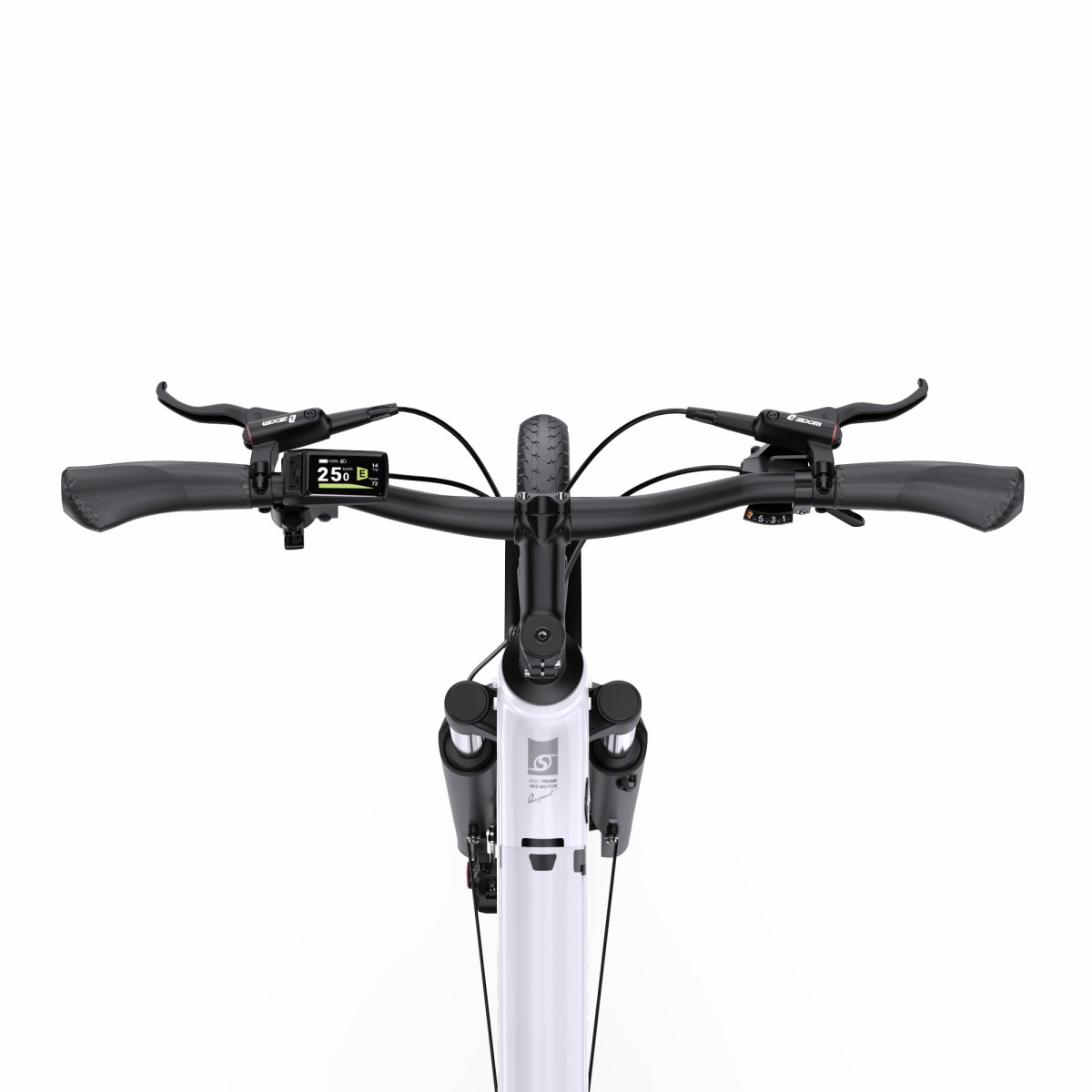 Vista dall'alto di una bici elettrica bianca. Manubrio, display e freni neri. Pneumatici e sospensioni visibili. Isolato su sfondo bianco.