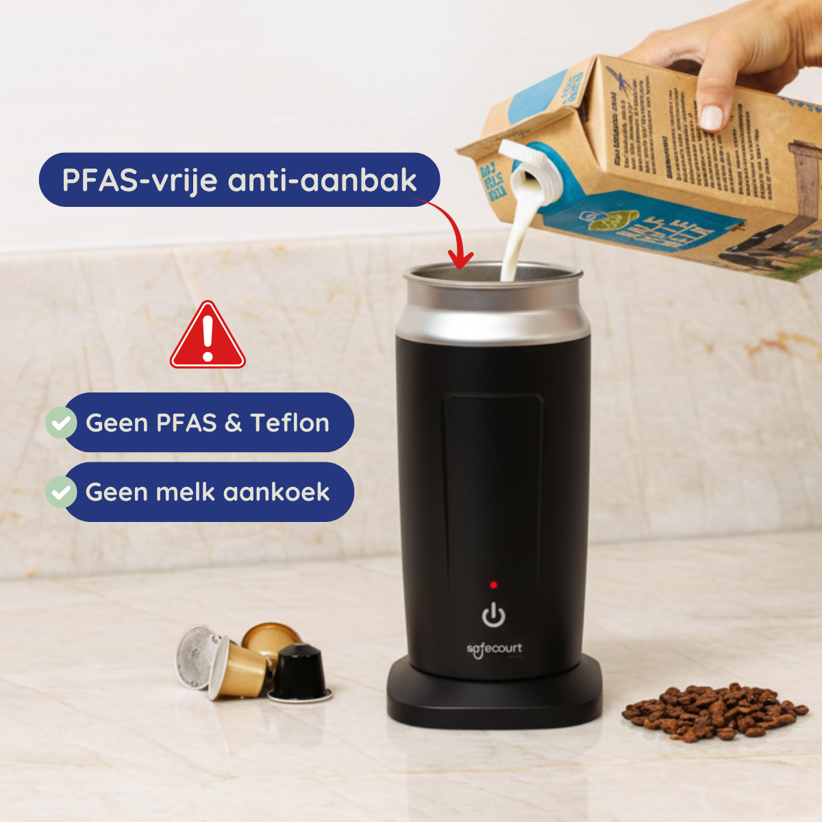 Een persoon giet melk in een zwarte koffiezetter uit een pak. Er liggen koffiebonen en koffiecapsules in de buurt.
