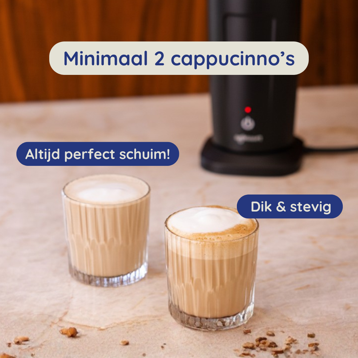 Twee cappuccino's met schuim in glazen. Een melkopschuimer staat op de achtergrond. Tekst: 'Altijd perfect schuim!' en 'Dik & stevig'.