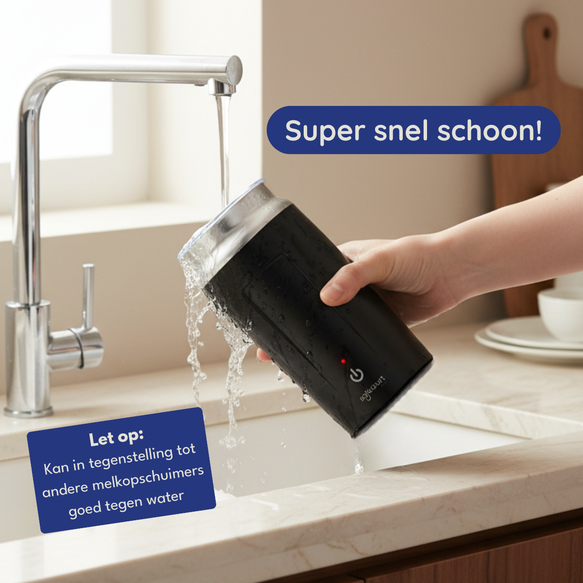 Een hand houdt een zwart apparaat onder een kraan. Water stroomt eruit. Tekst: 'Super snel schoon!' en 'Let op: goed tegen water'.