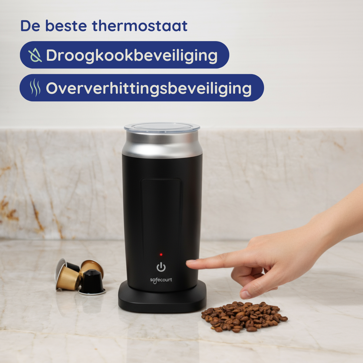Een zwarte koffiemachine met zilveren deksel, een hand die de aan/uit-knop indrukt, koffiebonen en capsules op marmer.