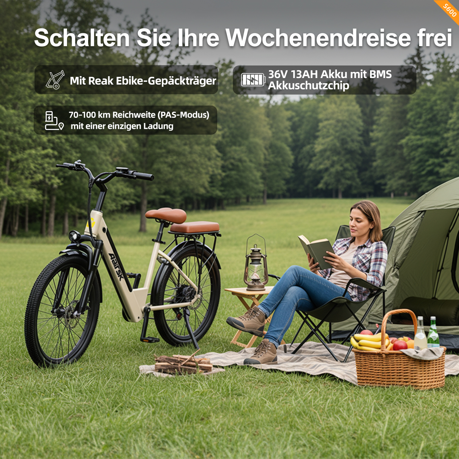 Frau liest neben Zelt und Fahrrad. Korb mit Früchten und Getränken. Laterne auf einem kleinen Tisch.