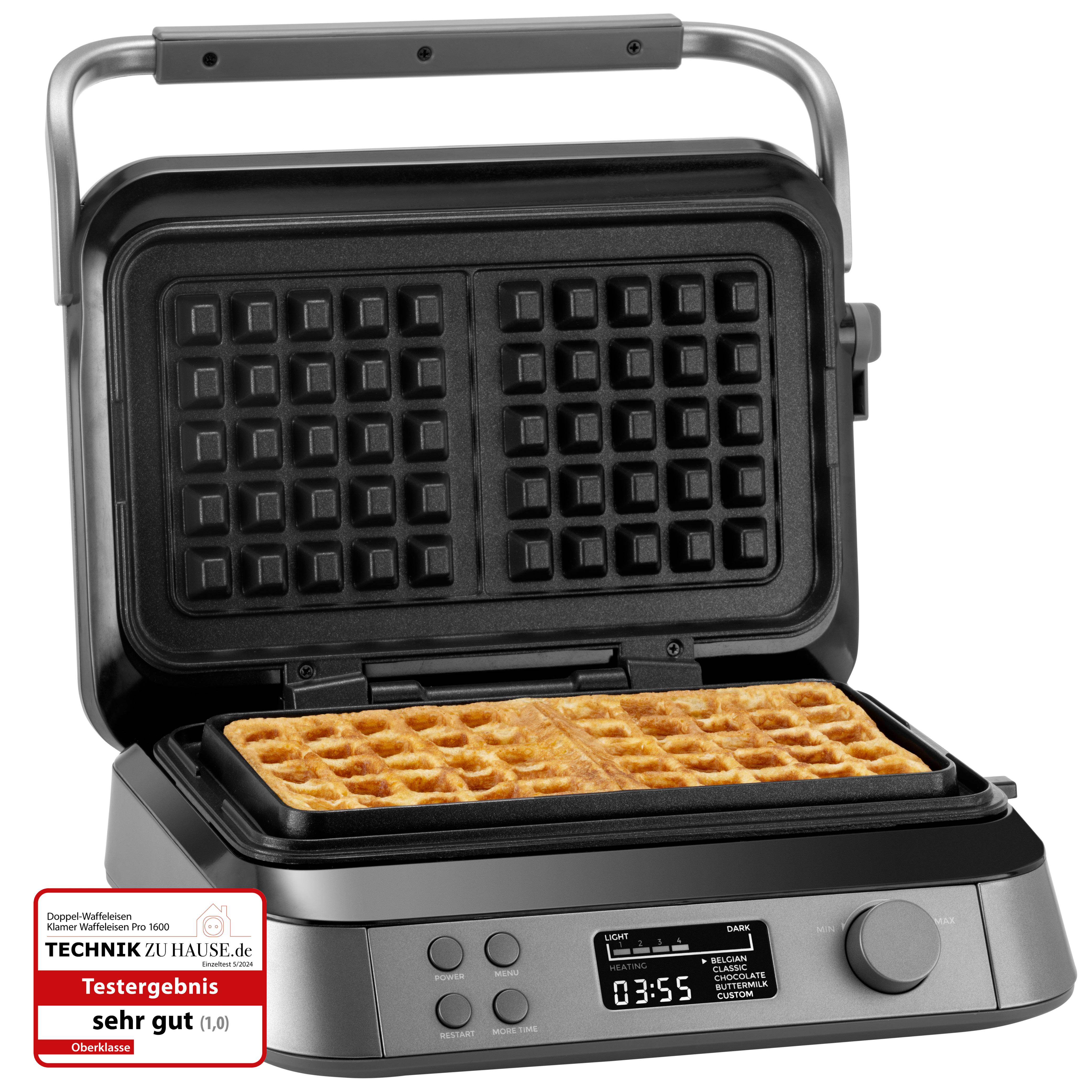 Offenes Waffeleisen mit gebackener Waffel. Bedienelemente, Digitalanzeige und Bewertungsaufkleber sichtbar.